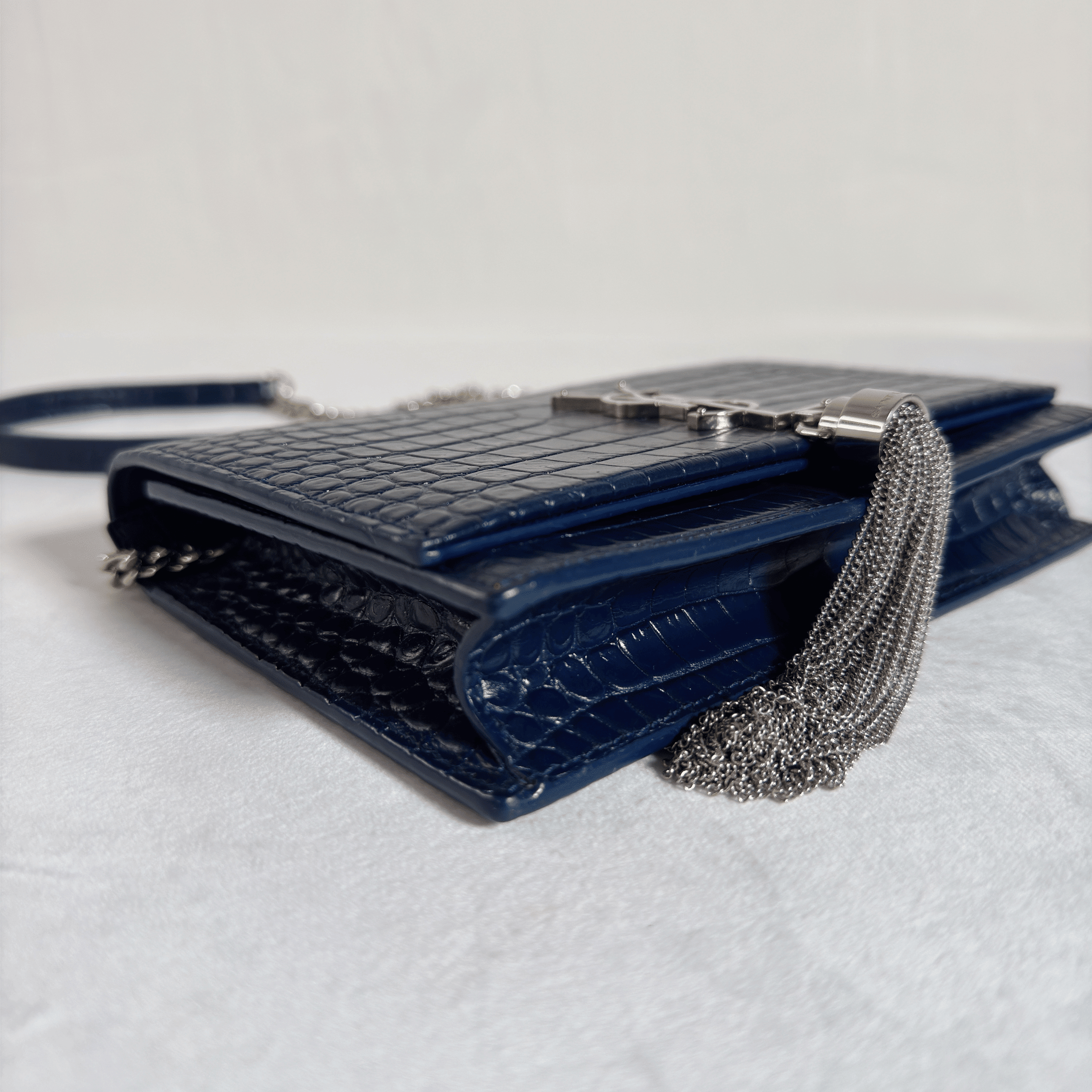 SAC SAINT LAURENT KATE TASSEL - CUIR EMBOSSE CROCDILE BLEU NUIT - La Belle Boutique
