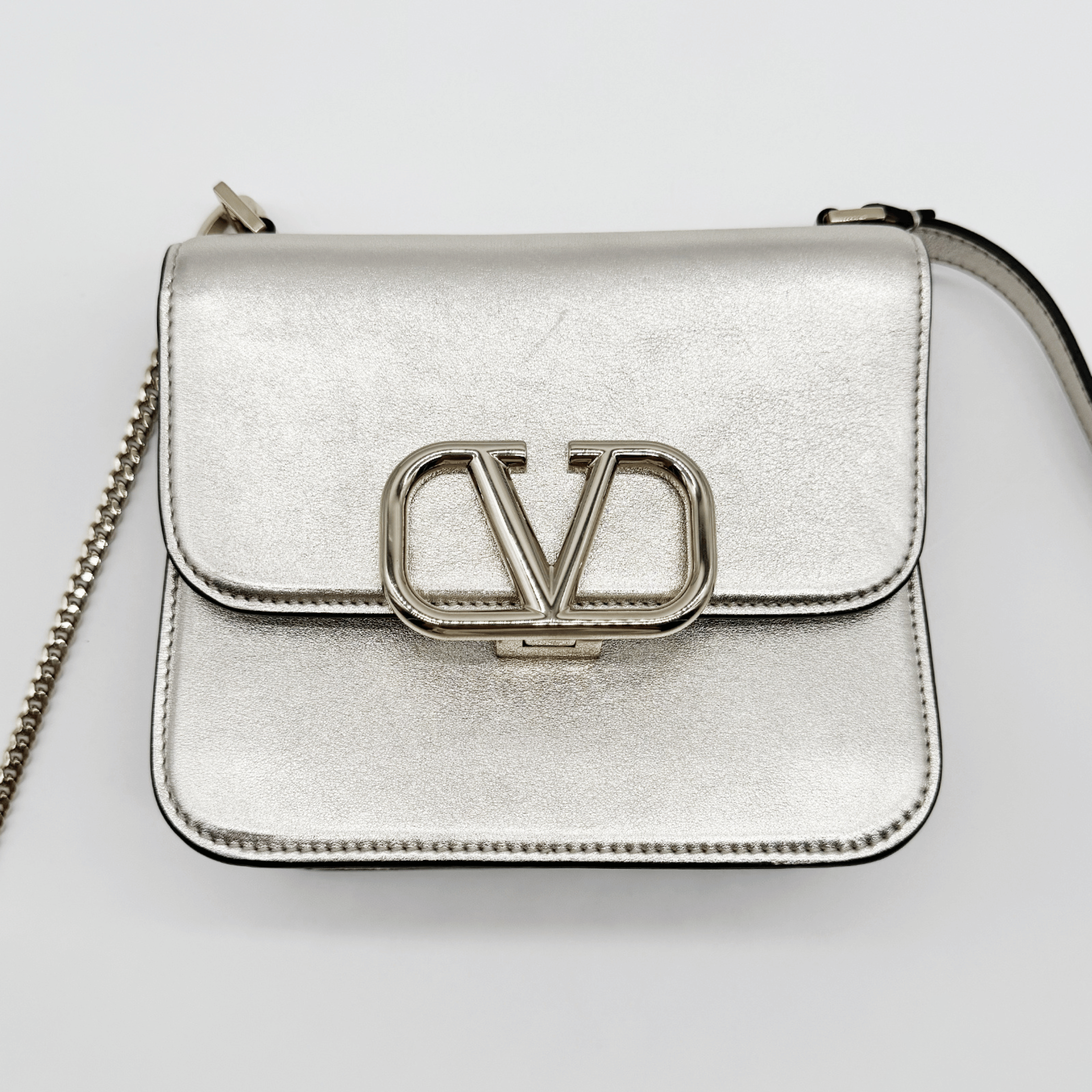 SAC VALENTINO GARAVANI VSLING SMALL EN CUIR GRAINÉ MÉTALLISÉ ARGENTÉ