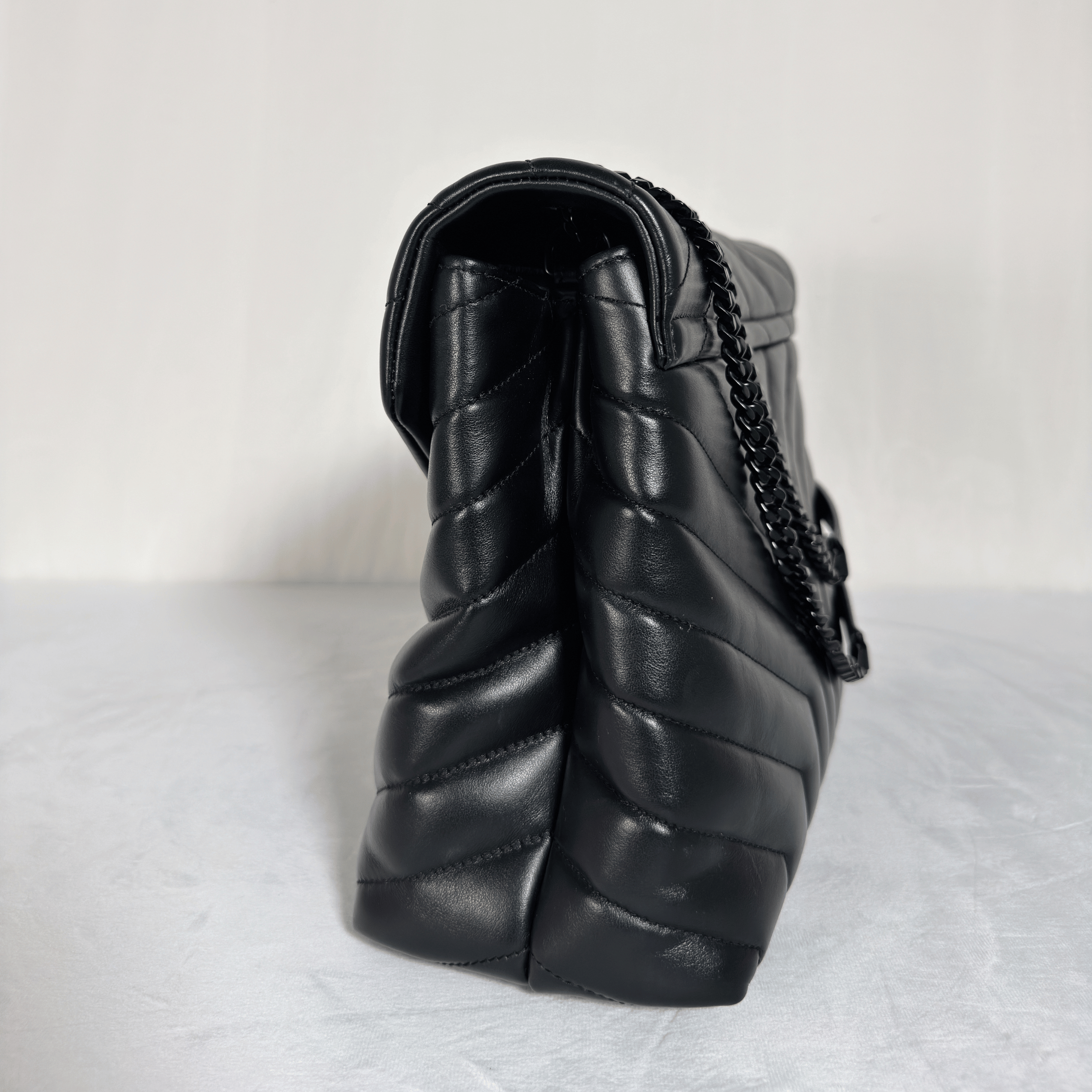 SAINT LAURENT - SAC LOULOU MOYEN - CUIR D'AGNEAU MATELASSÉ NOIR - BIJOUTERIE NOIRE