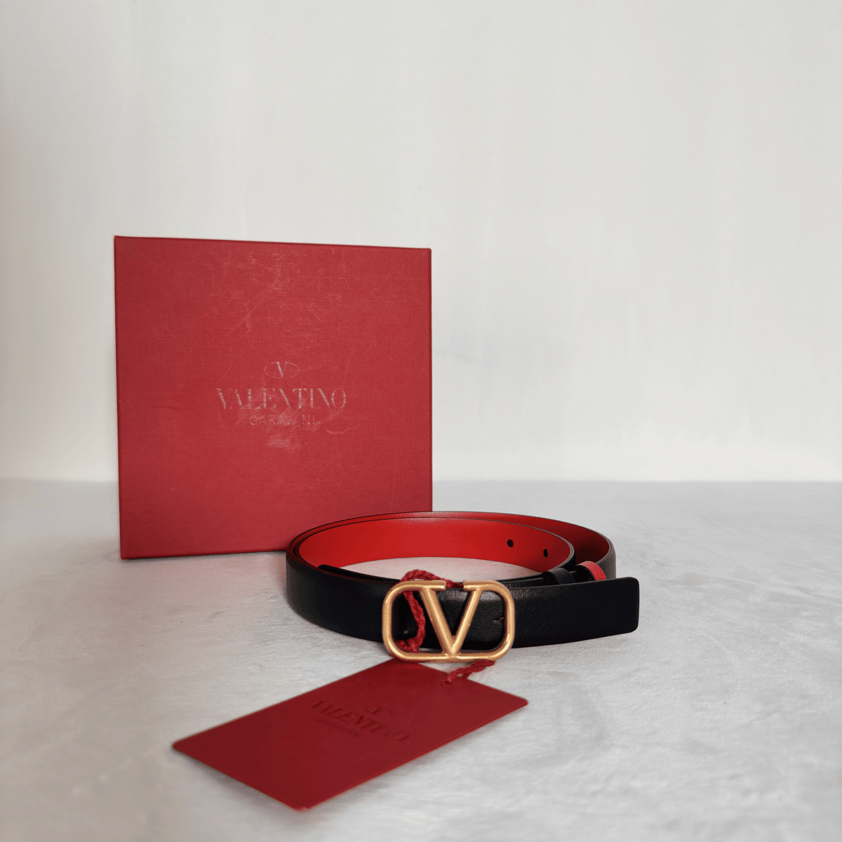 VALENTINO GARAVANI - CEINTURE VLOGO SIGNATURE REVERSIBLE - CUIR NOIR ET ROUGE - TAILLE 75