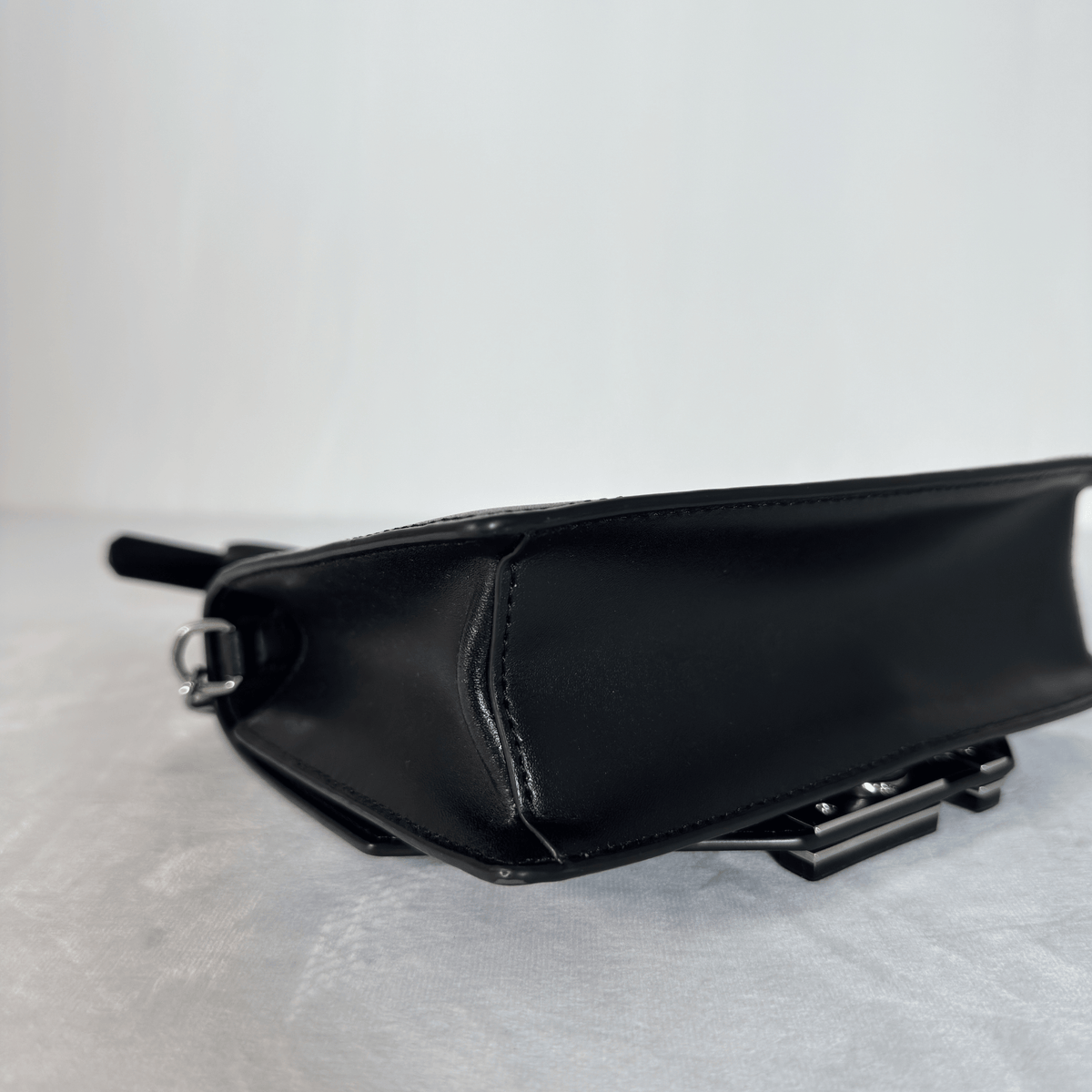 KARL LAGERFELD - SAC BANDOULIERE - CUIR LISSE NOIR - LOGO KARL PAILLETE