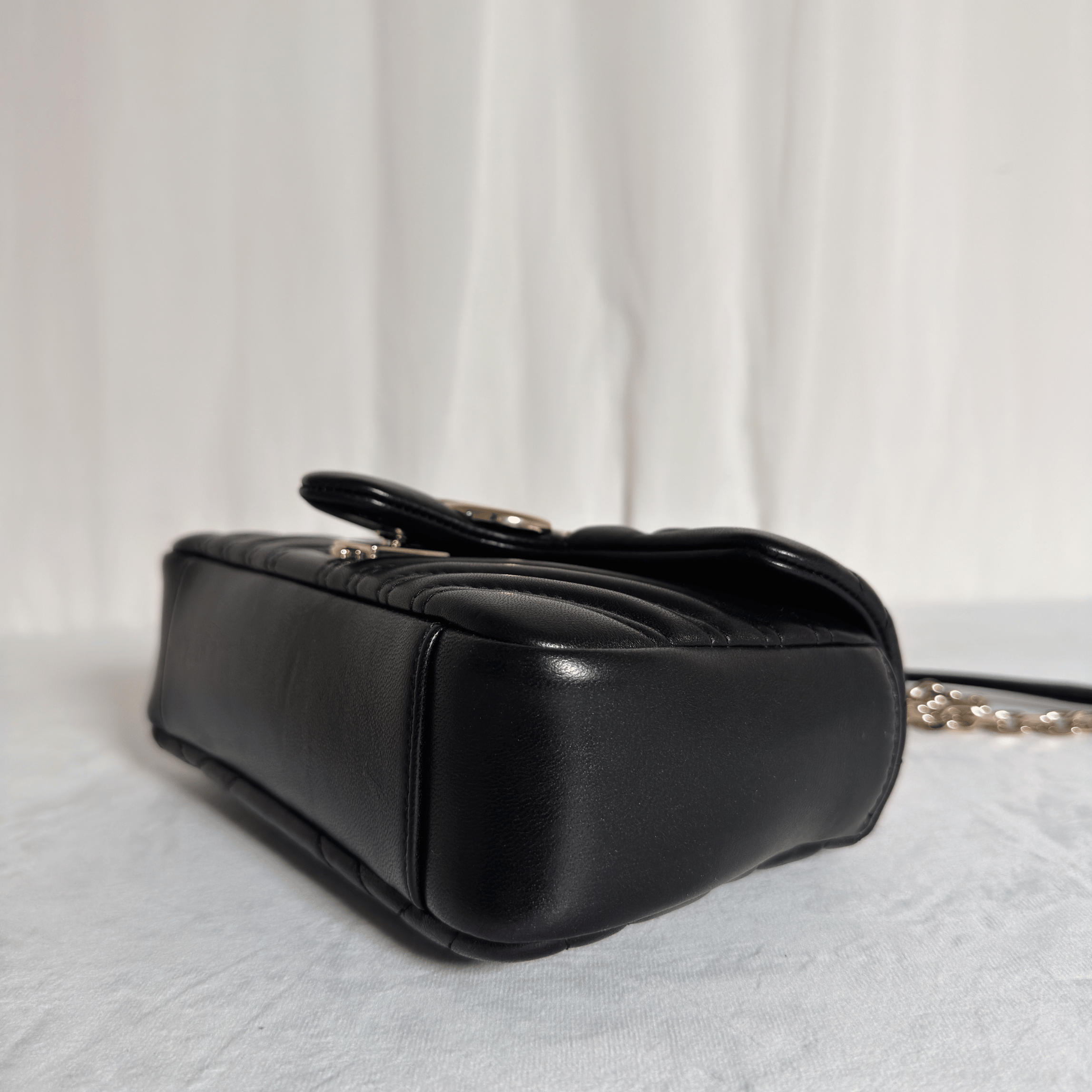 GUCCI - SAC GG MARMONT SMALL - CUIR MATELASSE CHEVRON NOIR - QUINCAILLERIE DOREE