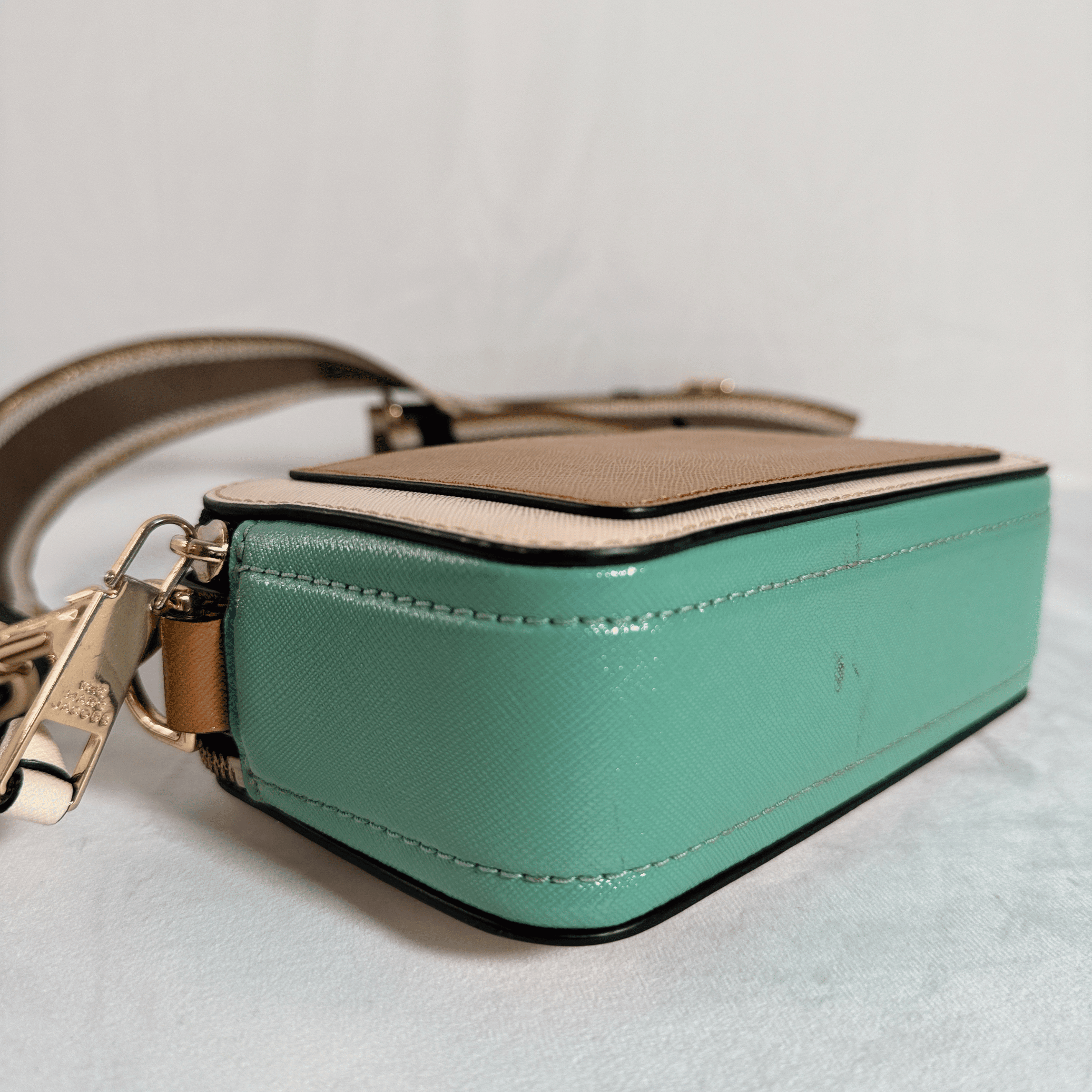 SAC MARC JACOBS THE SNAPSHOT – CUIR SAFFIANO TRICOLORE ROSE POUDRE/ VERT MENTHE / CAMEL - La Belle Boutique