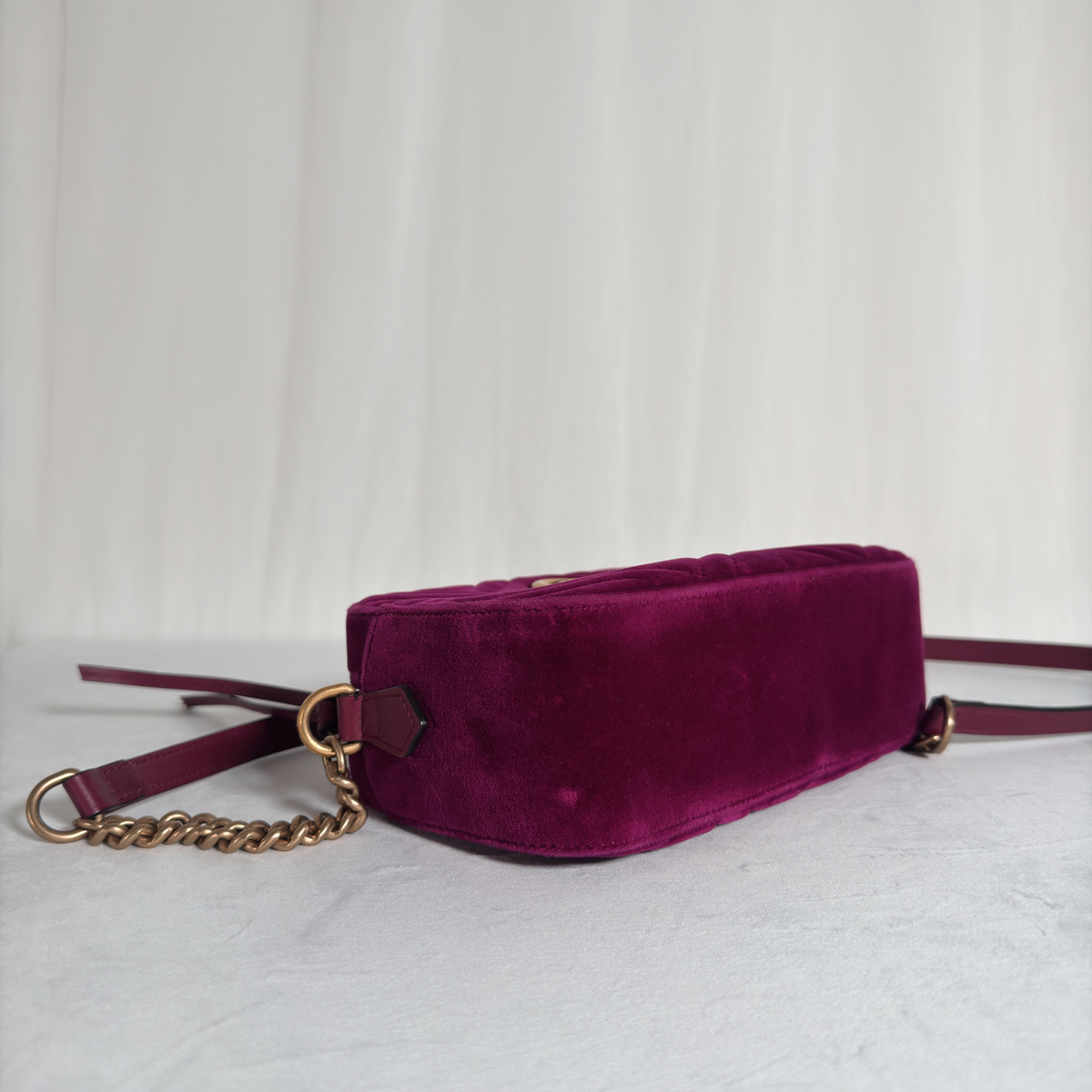 GUCCI - GG MARMONT CAMERA SMALL - VELOURS MATELASSÉ FUCHSIA