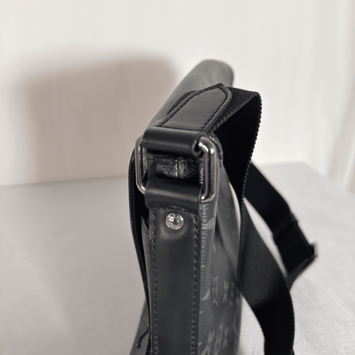 LOUIS VUITTON - DISTRICT PM - TOILE MONOGRAM ECLIPSE