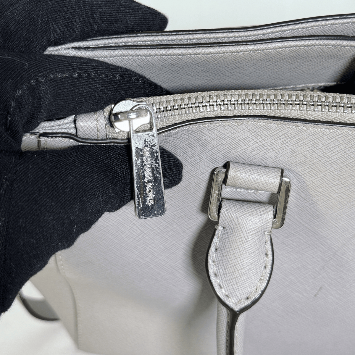 MICHAEL KORS -KELLEN MEDIUM - CUIR SAFFIANO GRIS PERLE - BANDOULIERE AMOVIBLE