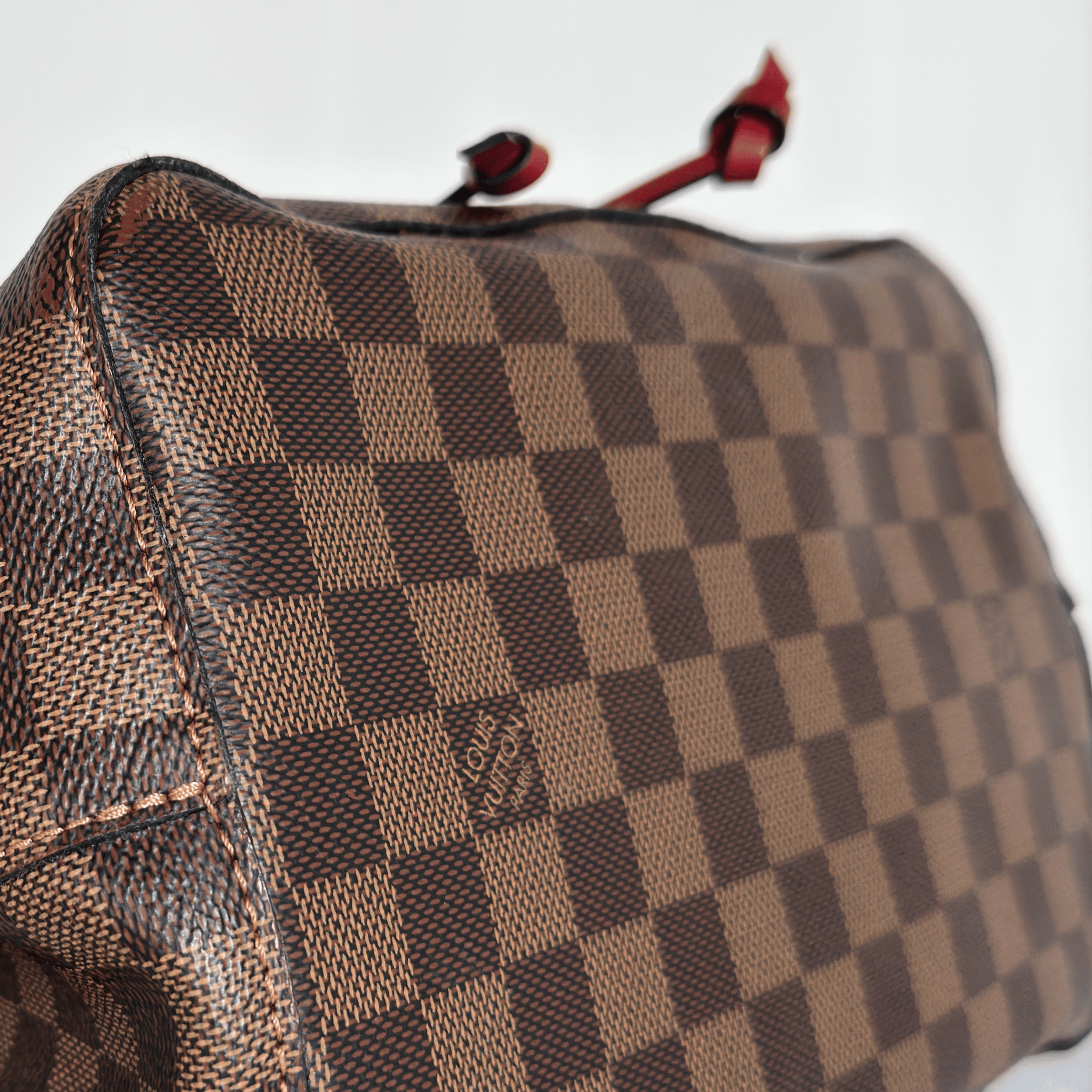 LOUIS VUITTON - NEO NOE MM - TOILE DAMIER EBENE - GARNITURE ROUGE