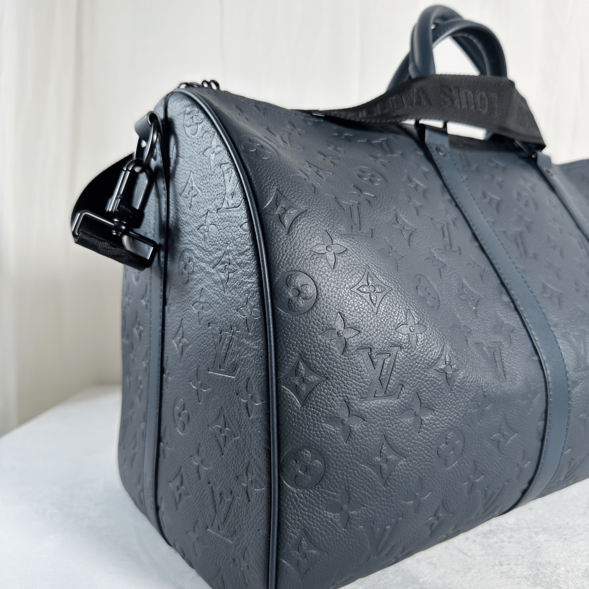 SAC DE VOYAGE LOUIS VUITTON KEEPALL BANDOULIERE 50 - CUIR MONOGRAM SHADOW M14840 - La Belle Boutique