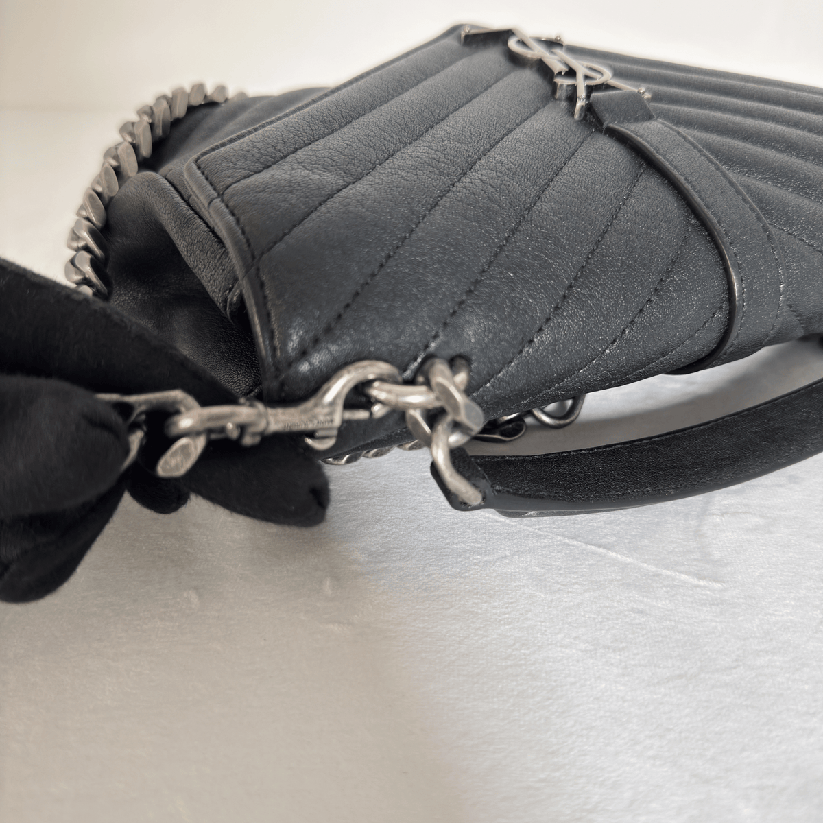 SAINT LAURENT - SAC COLLEGE MEDIUM - CUIR MATELASSE NOIR EFFET VIEILLI - QUINCAILLERIE ARGENT VIEILLI