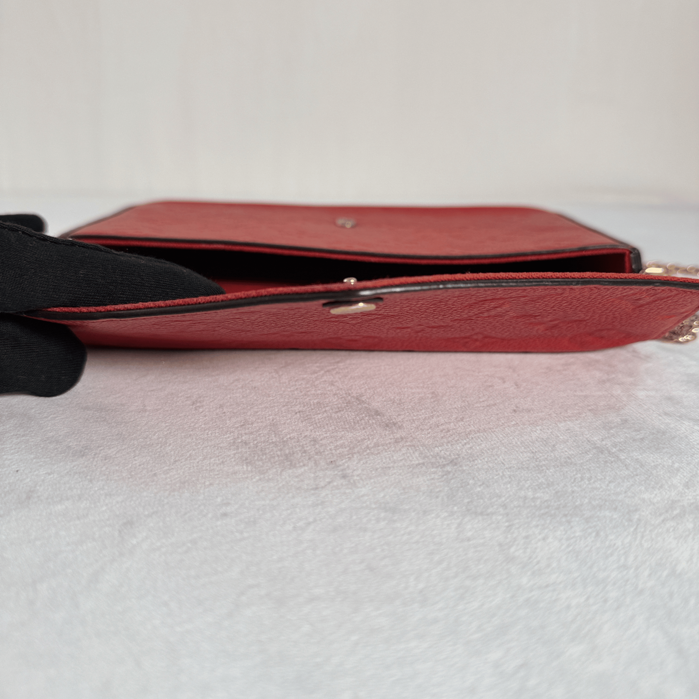 POCHETTE LOUIS VUITTON FELICIE –  CUIR EMPREINTE ROUGE