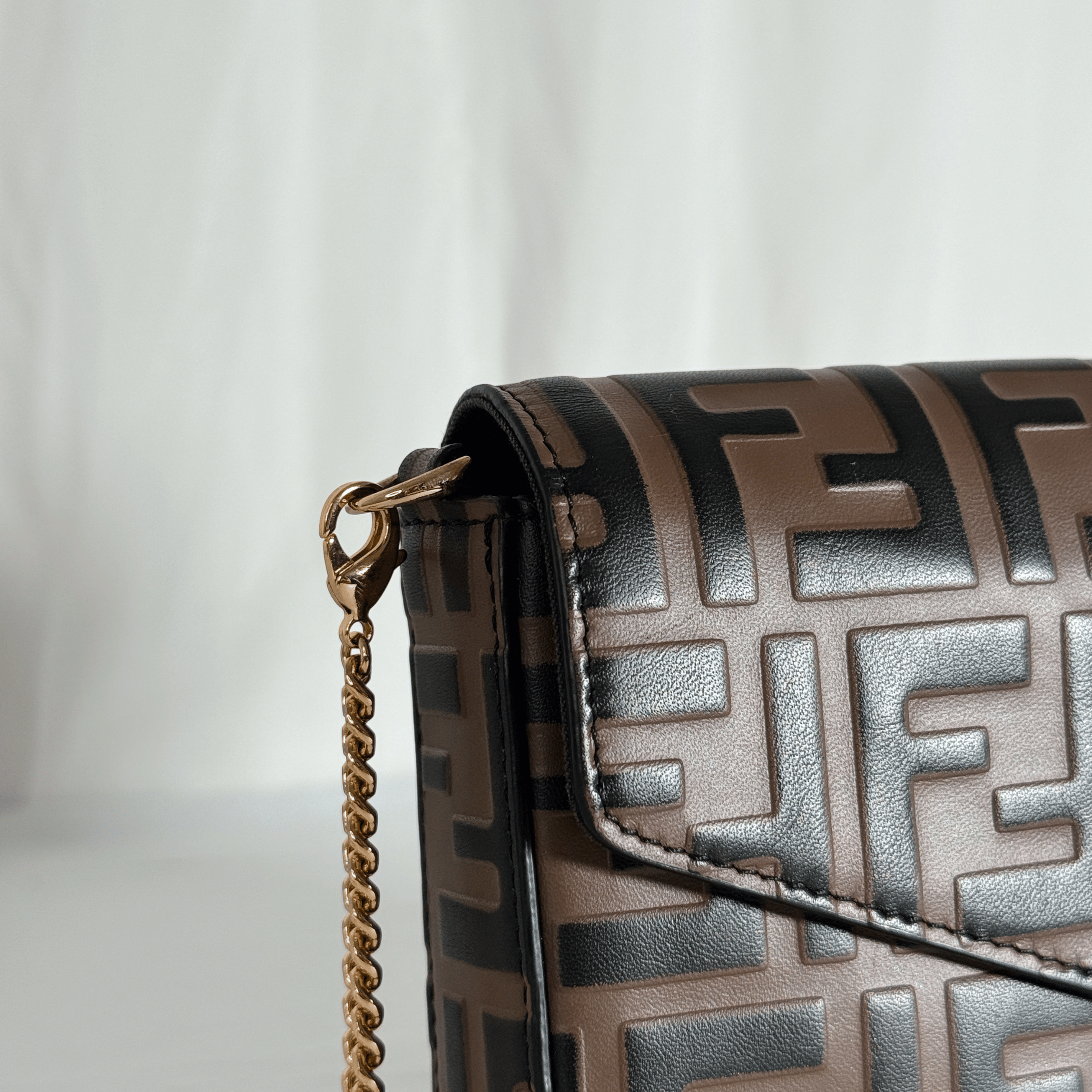 POCHETTE WALLET ON CHAIN FENDI - CUIR NAPPA EMBOSSÉ FF NOIR/TABAC