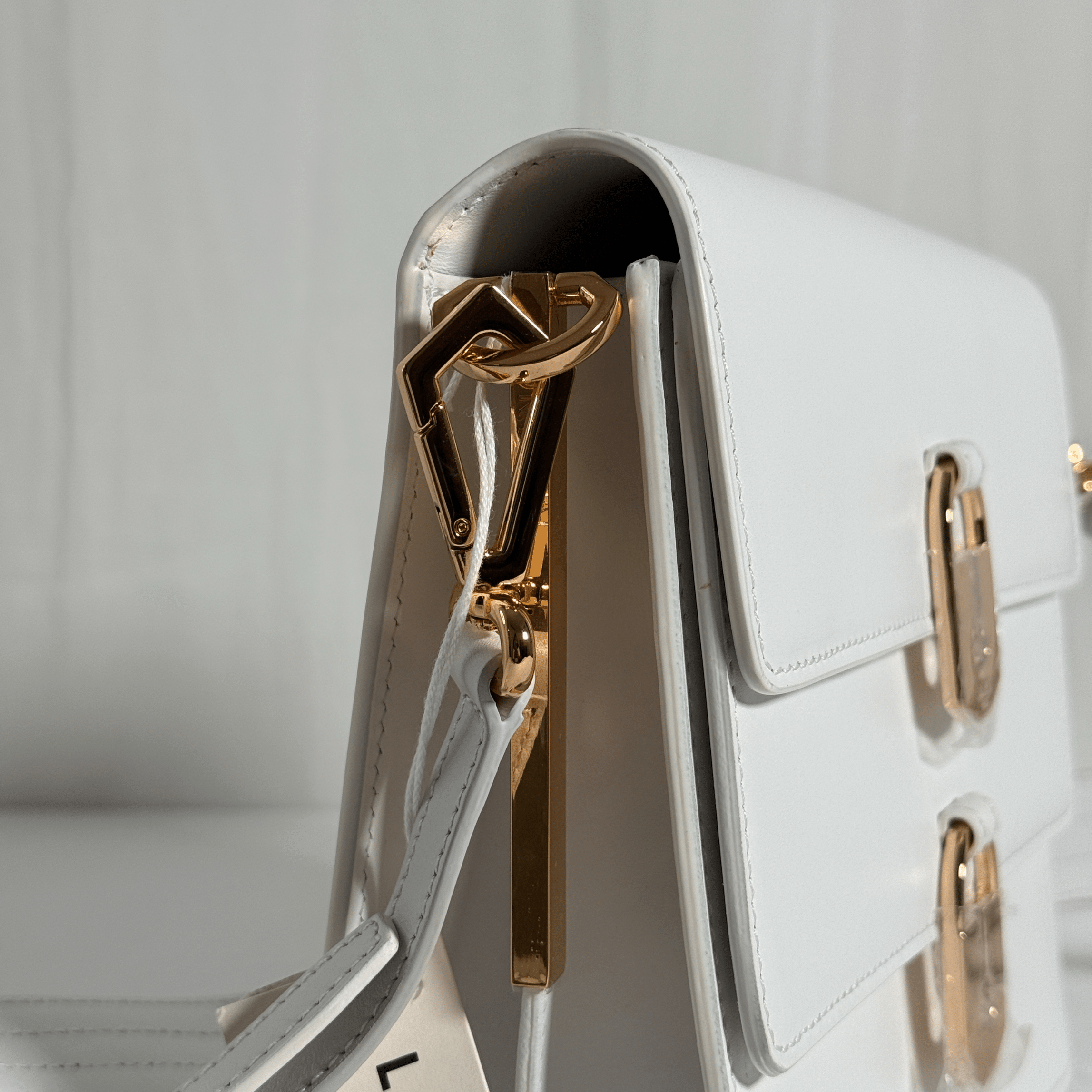 SAC BANDOULIERE LANCEL L'IDYLLE - CUIR LISSE BLANC / DOUBLE CADENAS DORE A12367 - La Belle Boutique