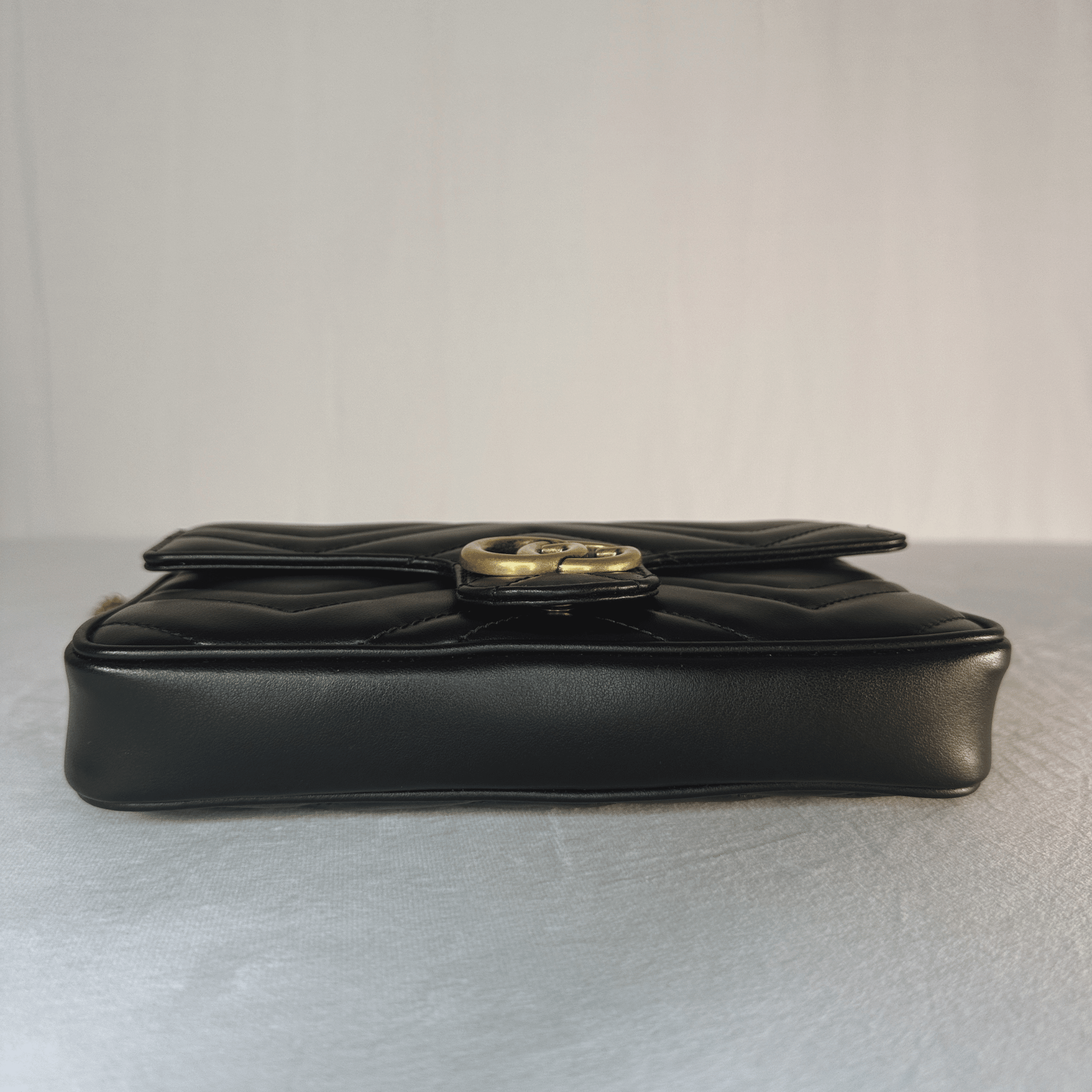 SAC GUCCI GG MARMONT MINI EN CUIR MATELASSÉ NOIR - La Belle Boutique