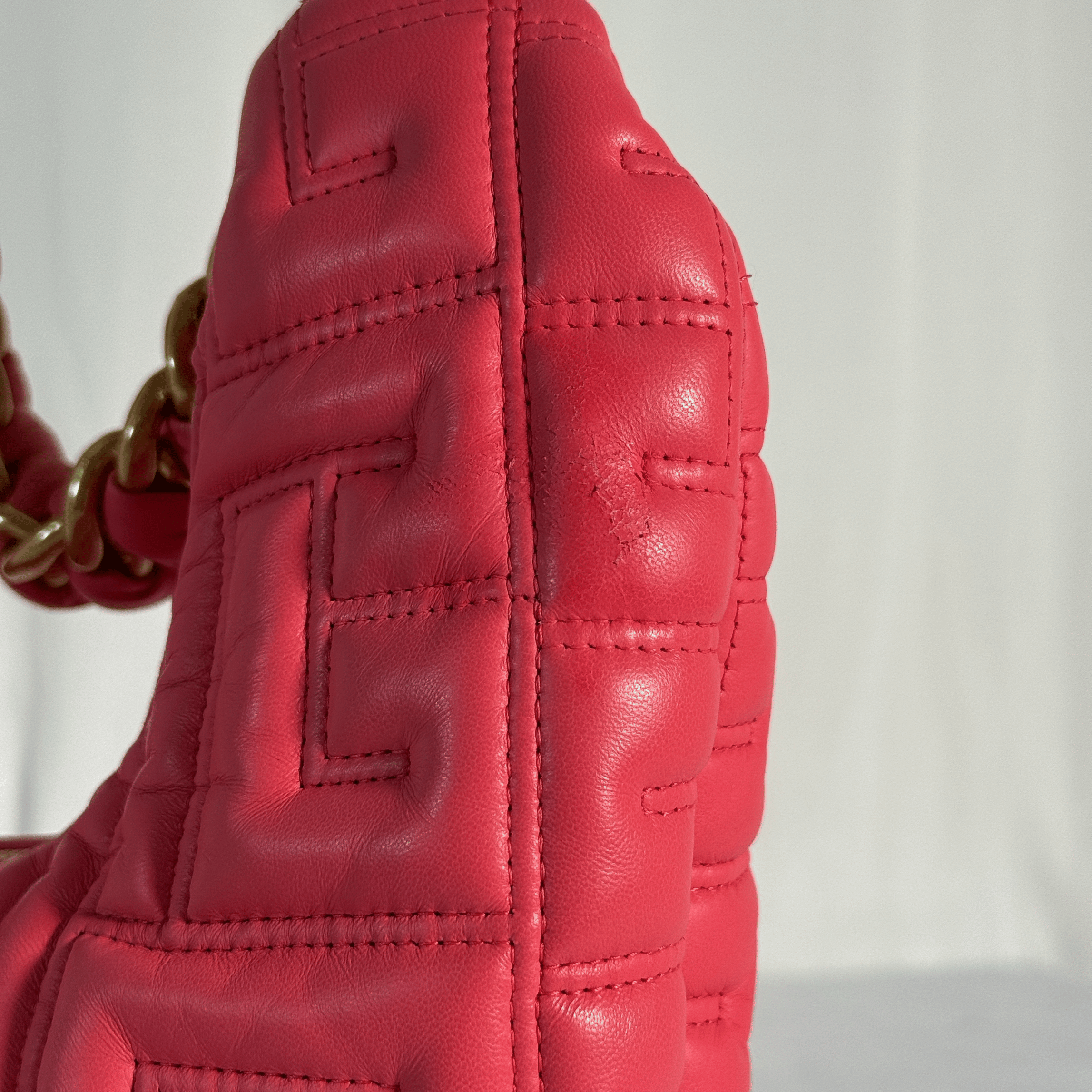 BALMAIN - SAC EPAULE PILLOW - CUIR MATELASSE MONOGRAMME ROSE FUCHSIA