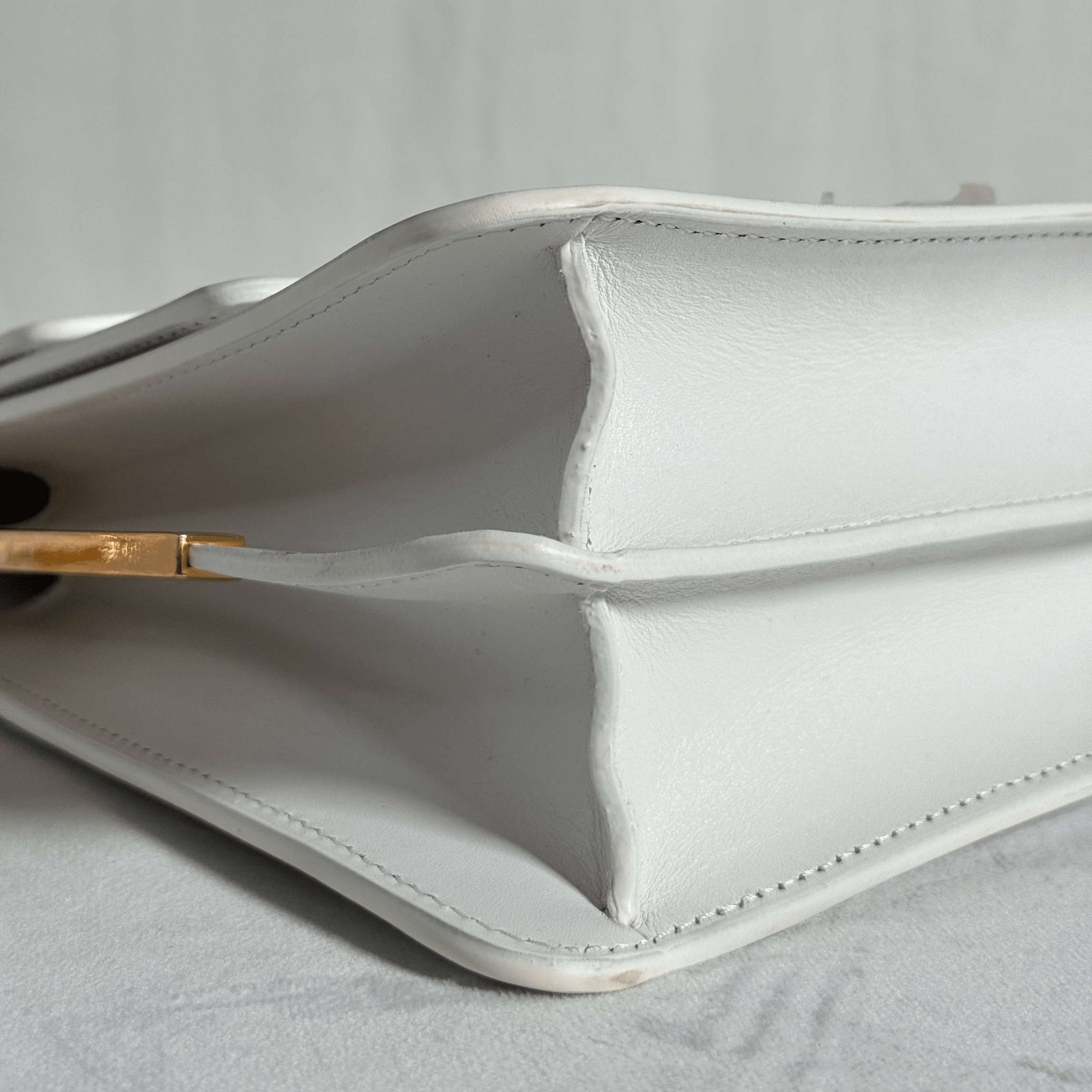 SAC BANDOULIERE LANCEL L'IDYLLE - CUIR LISSE BLANC / DOUBLE CADENAS DORE A12367 - La Belle Boutique