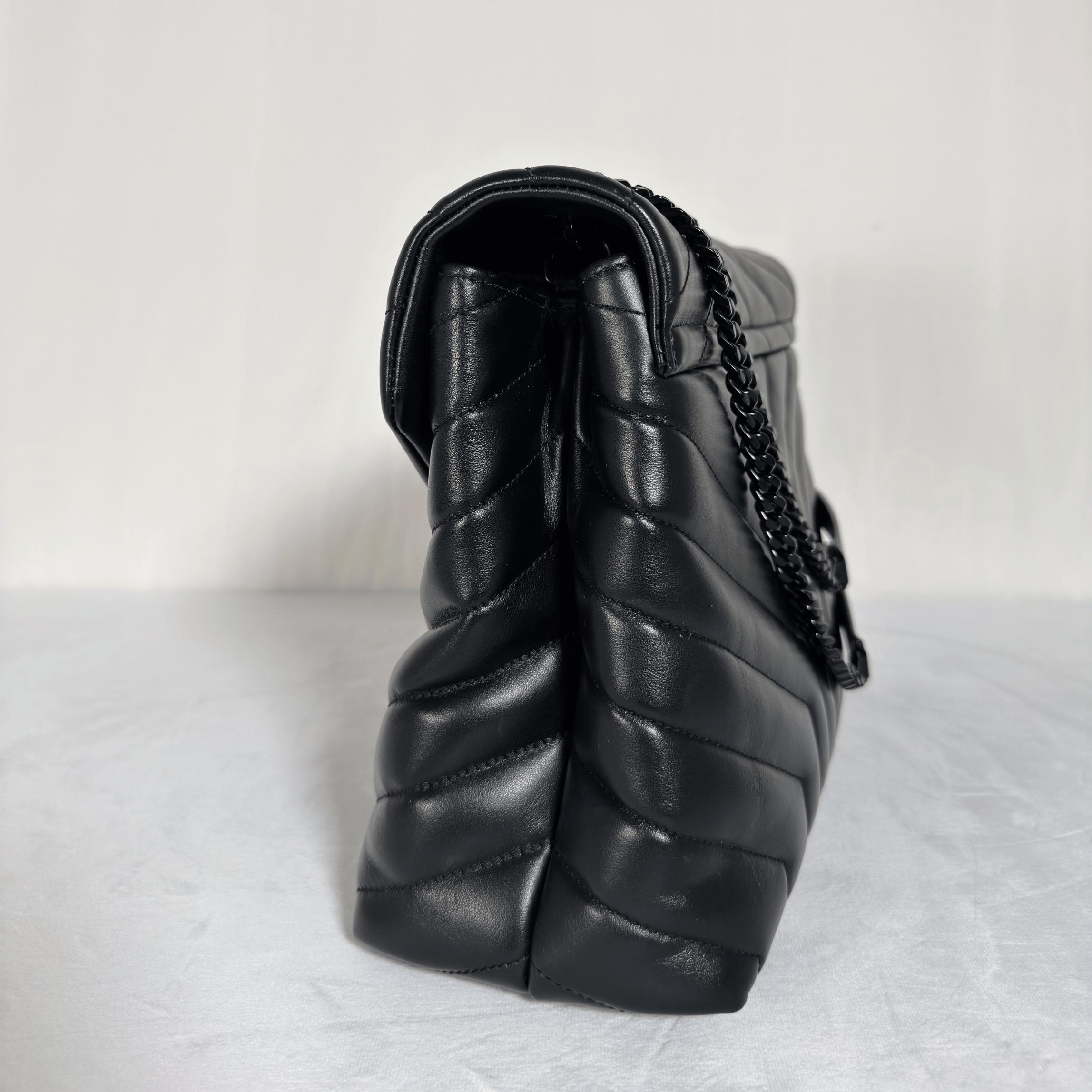SAINT LAURENT - SAC LOULOU MOYEN - CUIR D'AGNEAU MATELASSÉ NOIR - BIJOUTERIE NOIRE