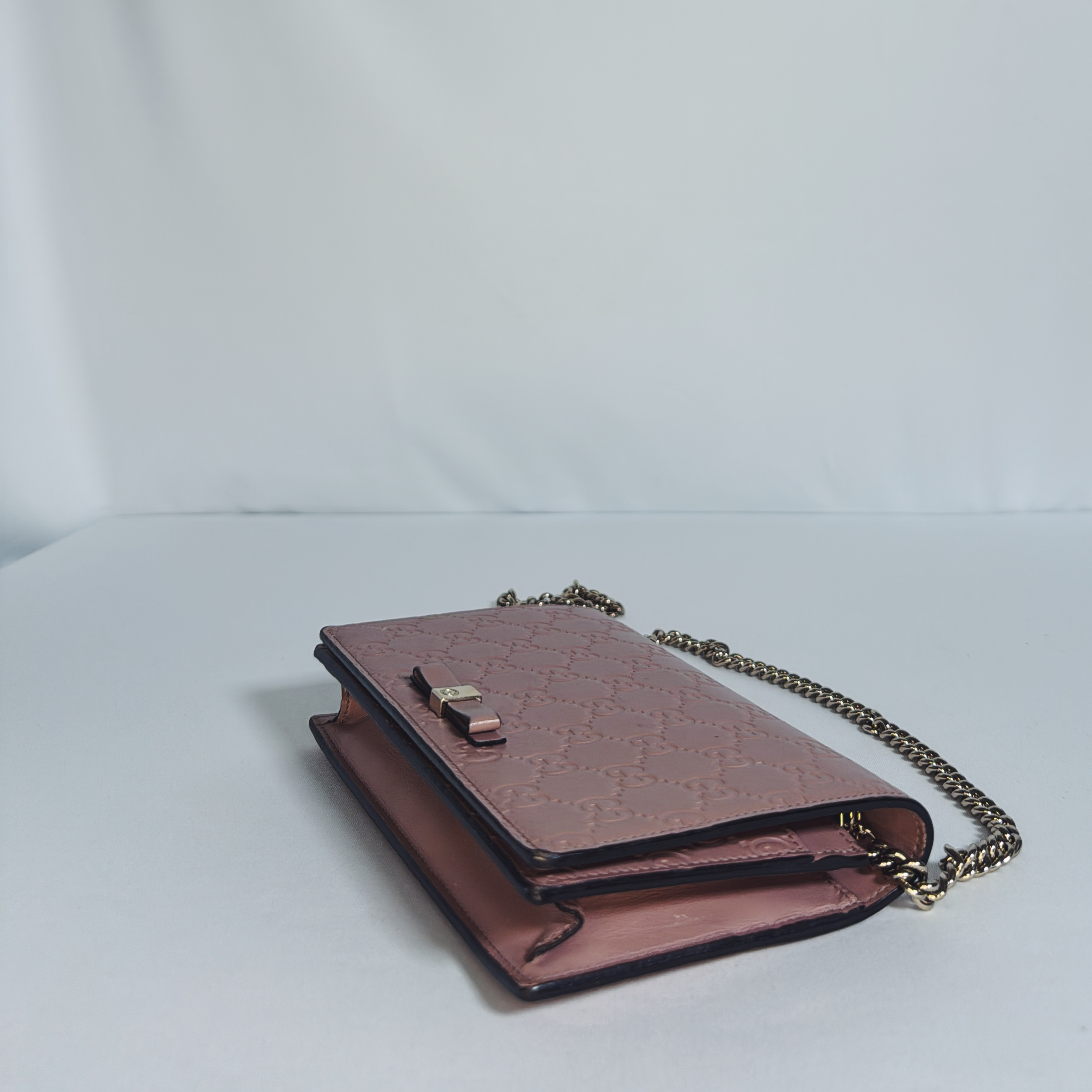 Pochette Wallet on Chain Gucci – Cuir embossé Guccissima rose nude