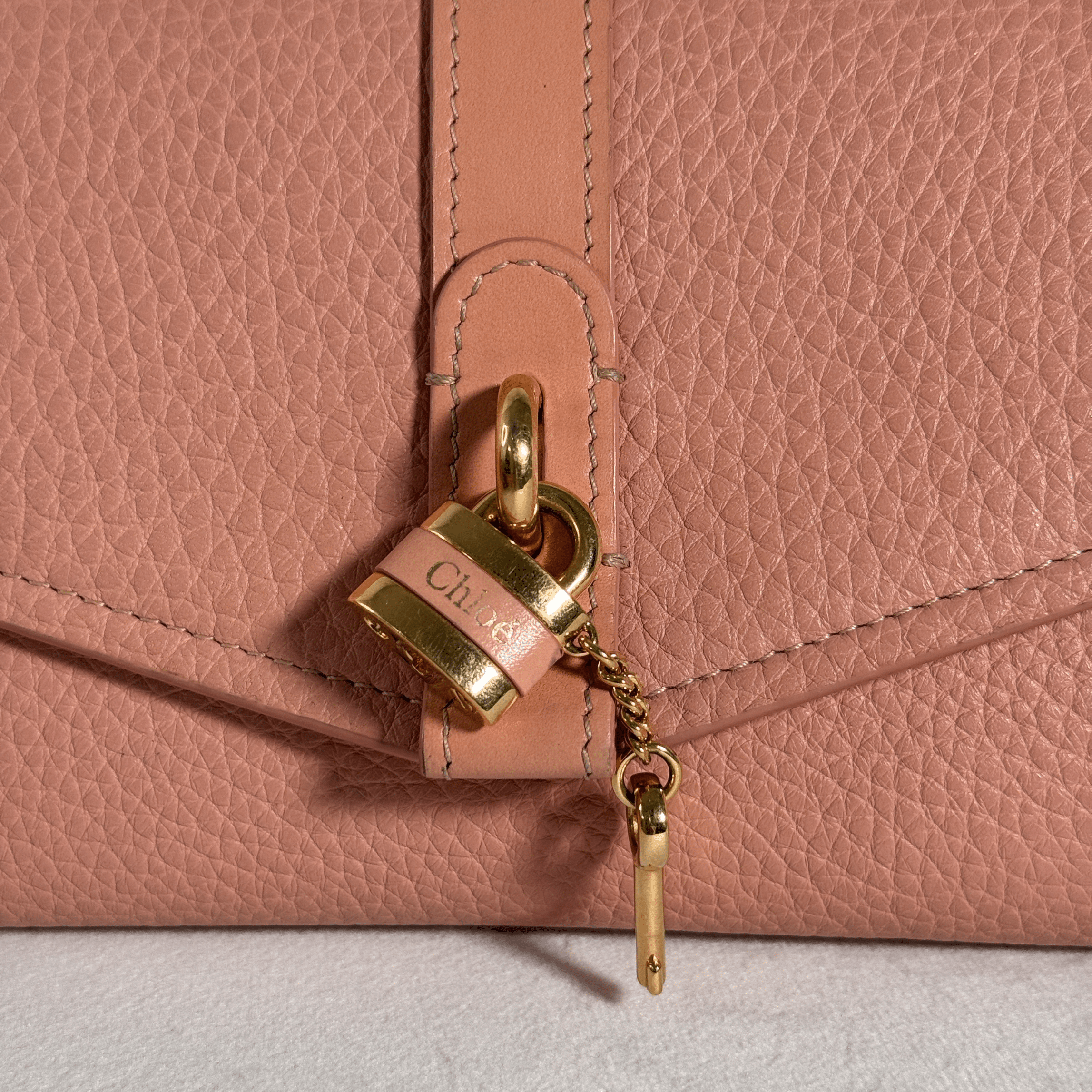 POCHETTE WALLET ON CHAIN CHLOE ABY - CUIR GRAINE VIEUX ROSE - La Belle Boutique