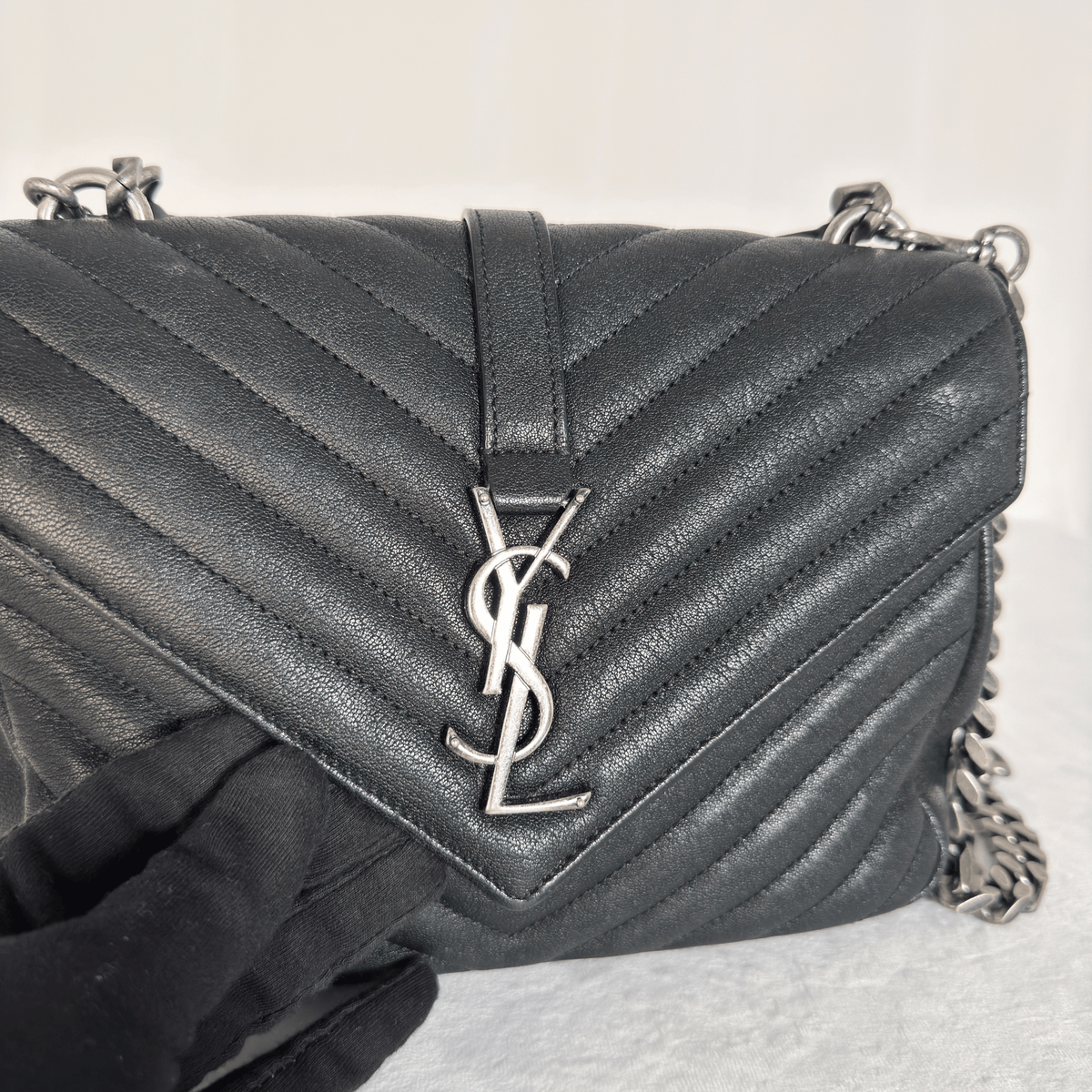 SAINT LAURENT - SAC COLLEGE MEDIUM - CUIR MATELASSE NOIR EFFET VIEILLI - QUINCAILLERIE ARGENT VIEILLI
