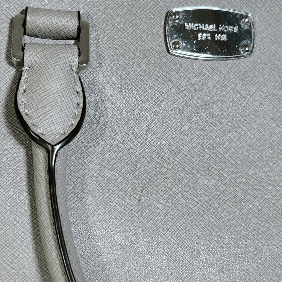 MICHAEL KORS -KELLEN MEDIUM - CUIR SAFFIANO GRIS PERLE - BANDOULIERE AMOVIBLE