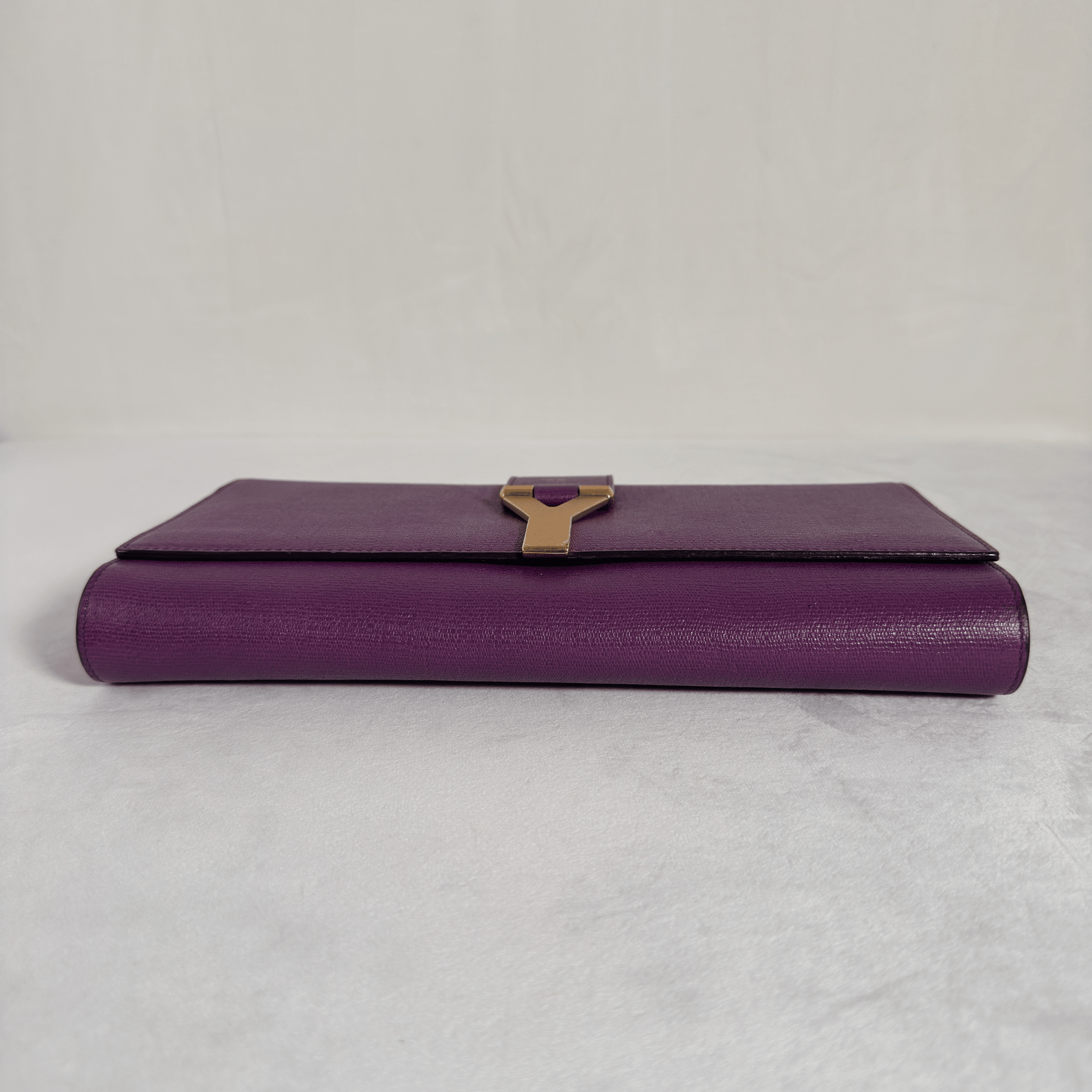 POCHETTE CLUTCH YVES SAINT LAURENT CHYC LIGNE Y - CUIR TEXTURE VIOLET - La Belle Boutique