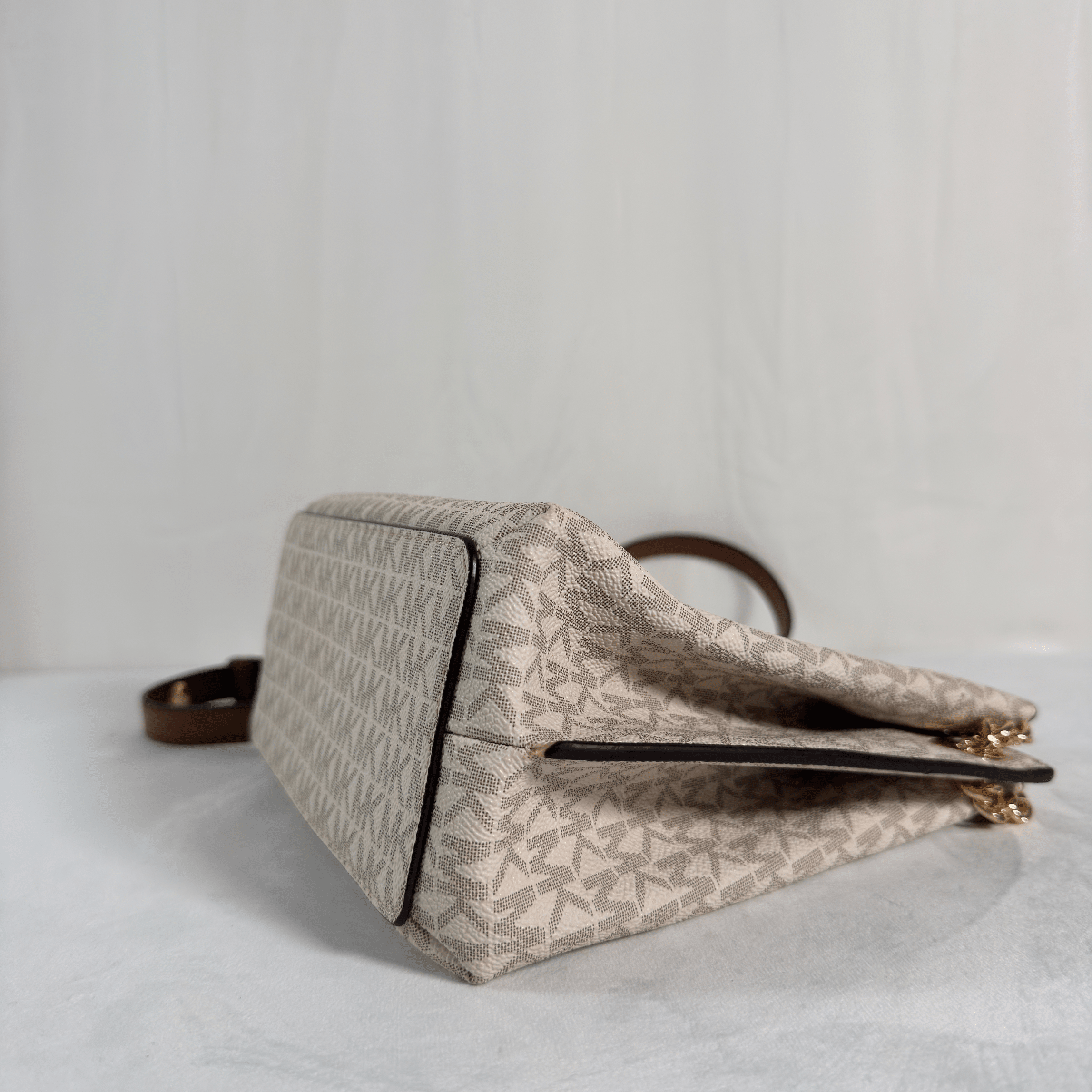 SAC BANDOULIERE MICHAEL JORS TEAGEN S - TOILE SIGNATURE MK BLANC/MARRON - La Belle Boutique