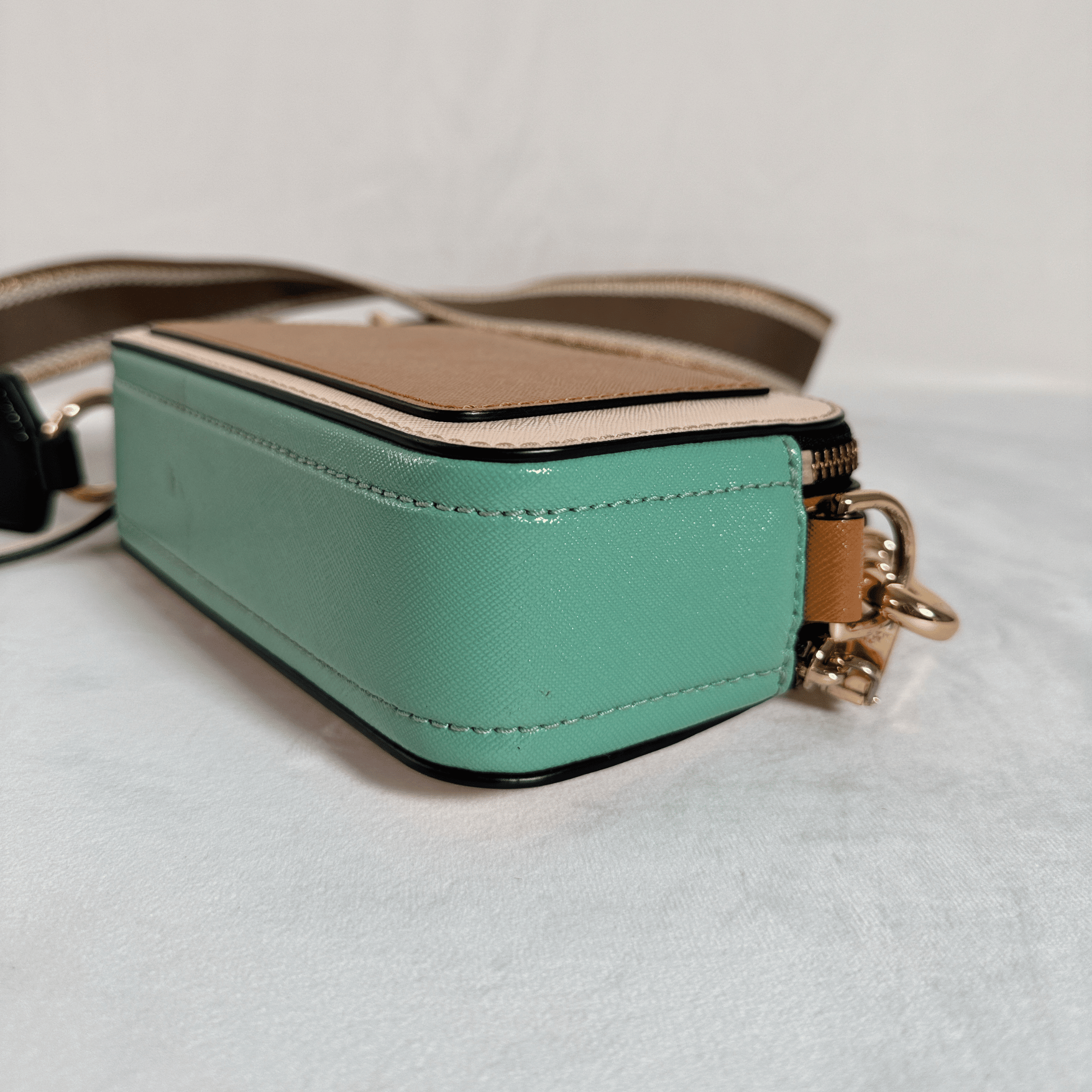 SAC MARC JACOBS THE SNAPSHOT – CUIR SAFFIANO TRICOLORE ROSE POUDRE/ VERT MENTHE / CAMEL - La Belle Boutique