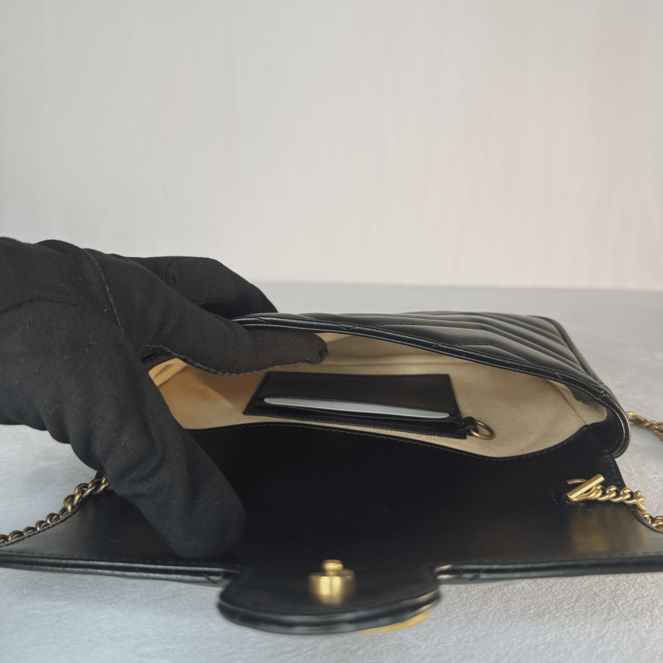 SAC GUCCI GG MARMONT MINI EN CUIR MATELASSÉ NOIR - La Belle Boutique
