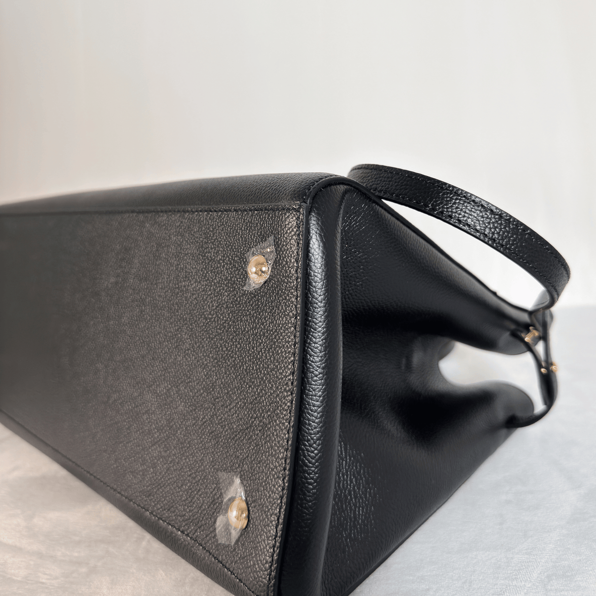 DEMELLIER - HUDSON - CUIR GRAINE NOIR - BANDOULIERE AMOVIBLE