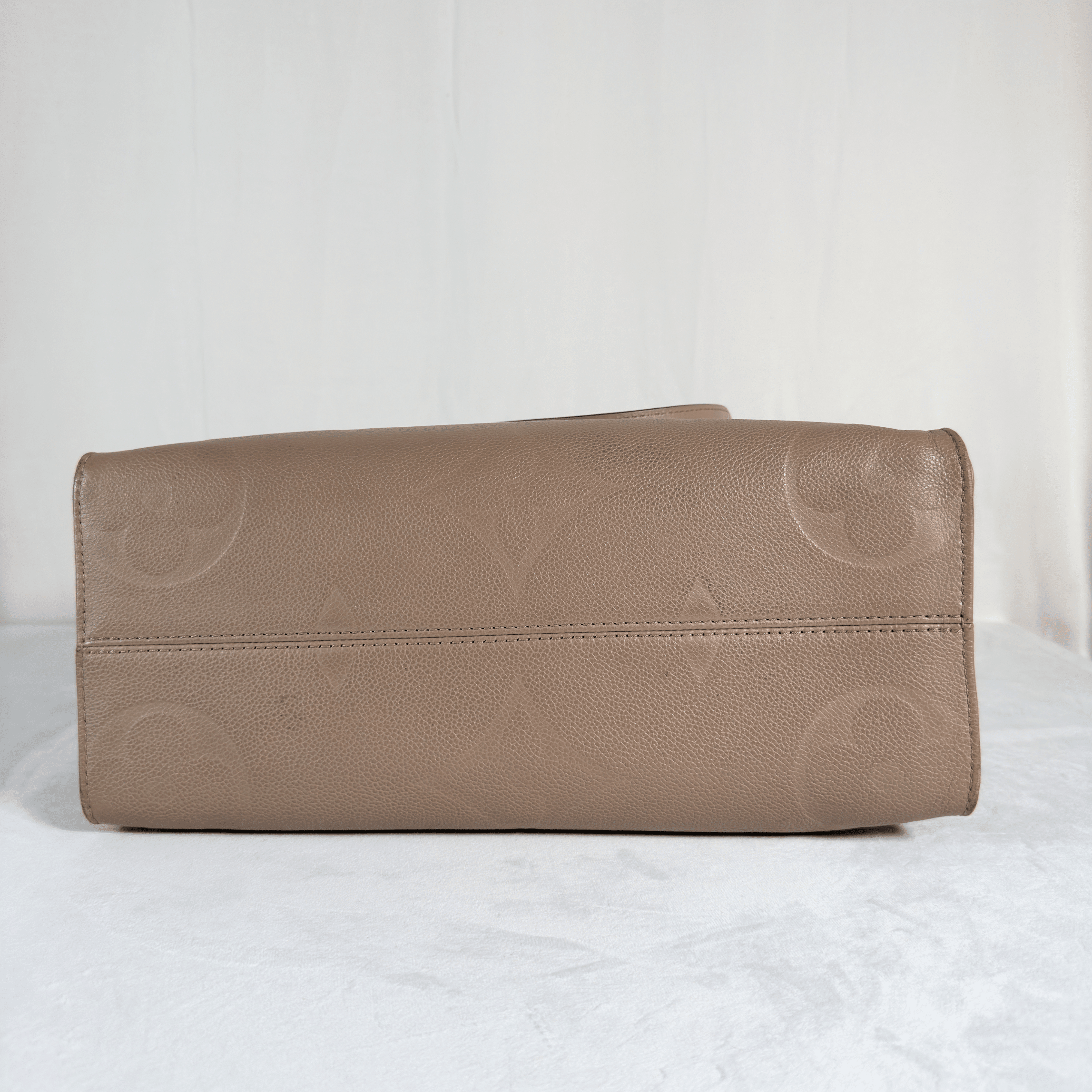CABAS LOUIS VUITTON ONTHEGO MM - CUIR MONOGRAM EMPREINTE TOURTERELLE - La Belle Boutique