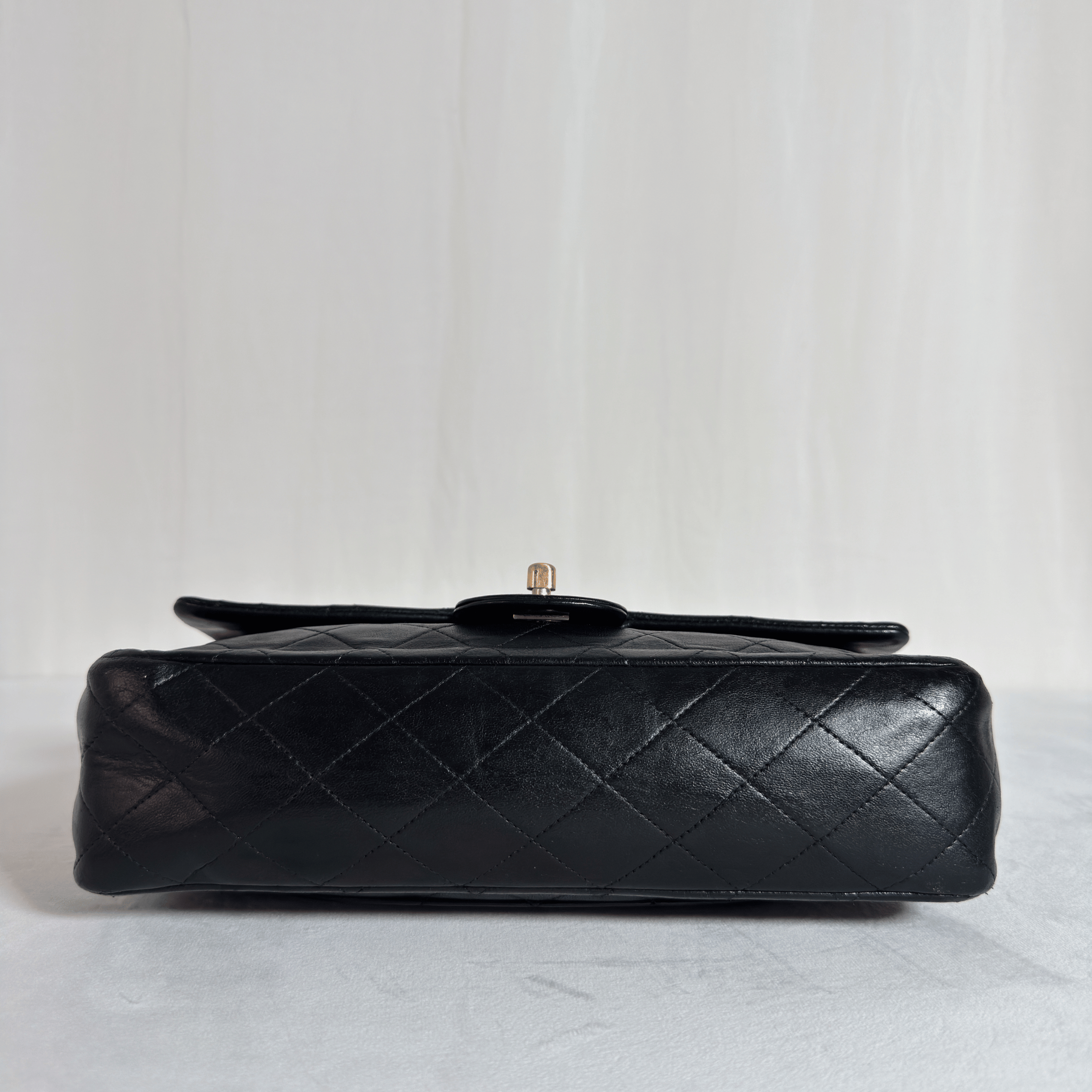 SAC BANDOULIERE CHANEL CLASSIQUE FLAP 25 - CUIR AGNEAU MATELASSE NOIR VINTAGE