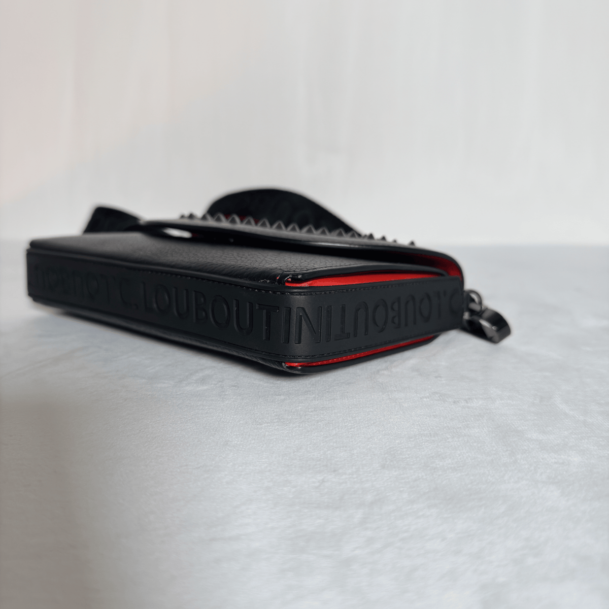 CHRISTIAN LOUBOUTIN - WALLET ON CHAIN EXPLORAFUNK - CUIR GRAINÉ NOIR ET SPIKES