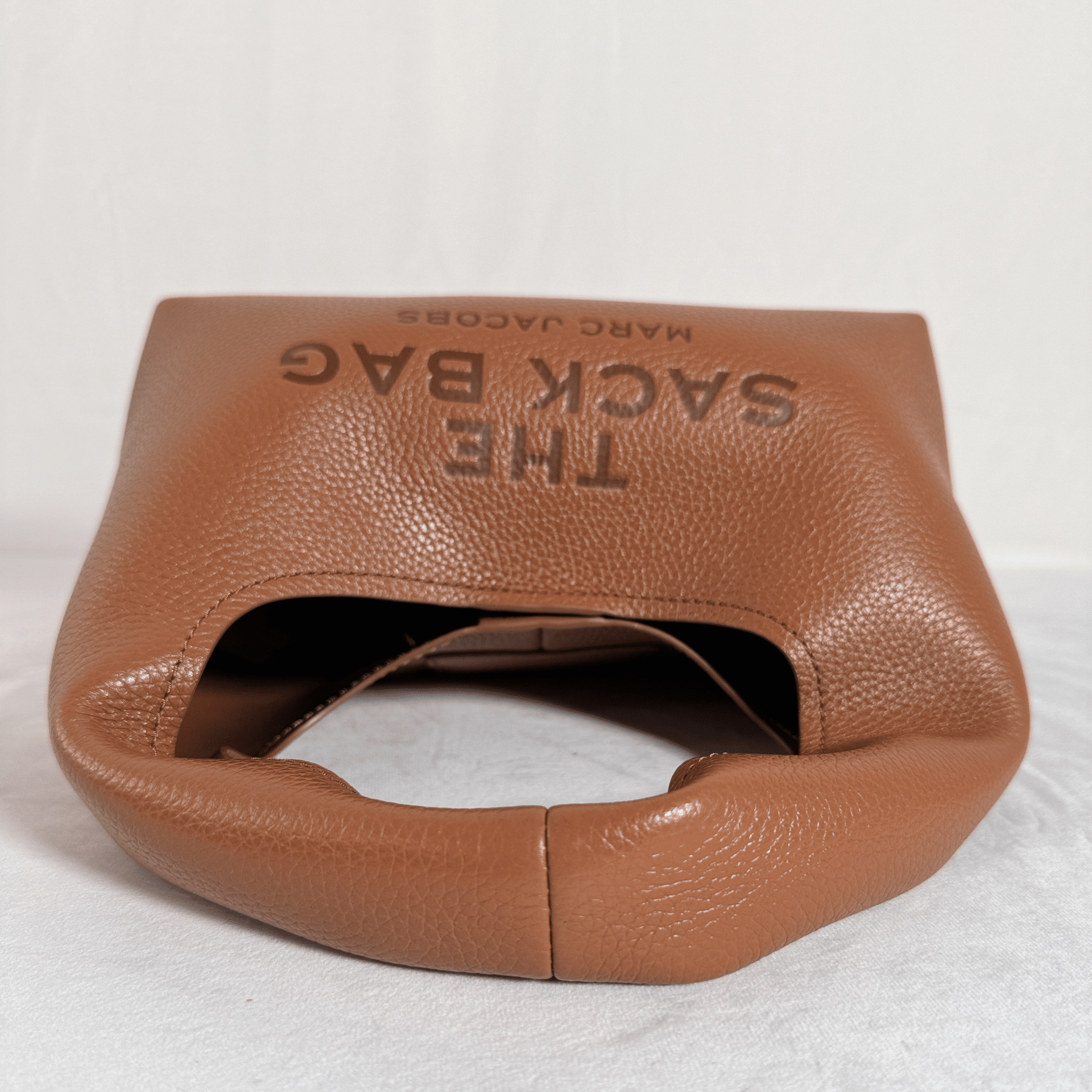 SAC MARC JACOBS THE MINI SACK BAG - CUIR GRAINE CAMEL - La Belle Boutique