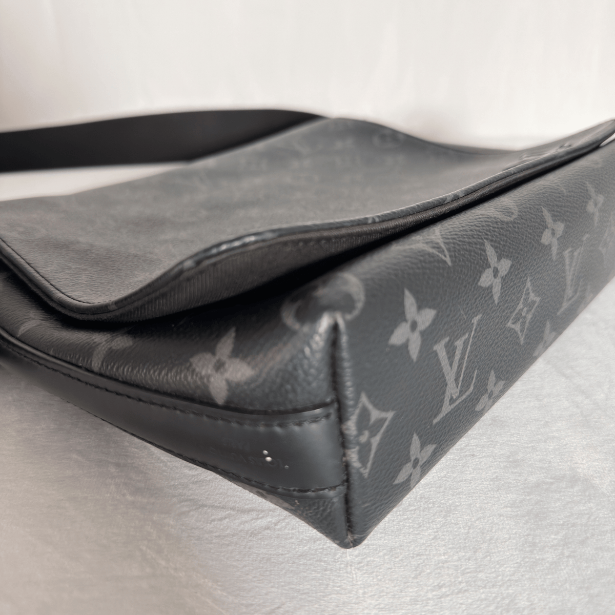 LOUIS VUITTON - DISTRICT PM - TOILE MONOGRAM ECLIPSE