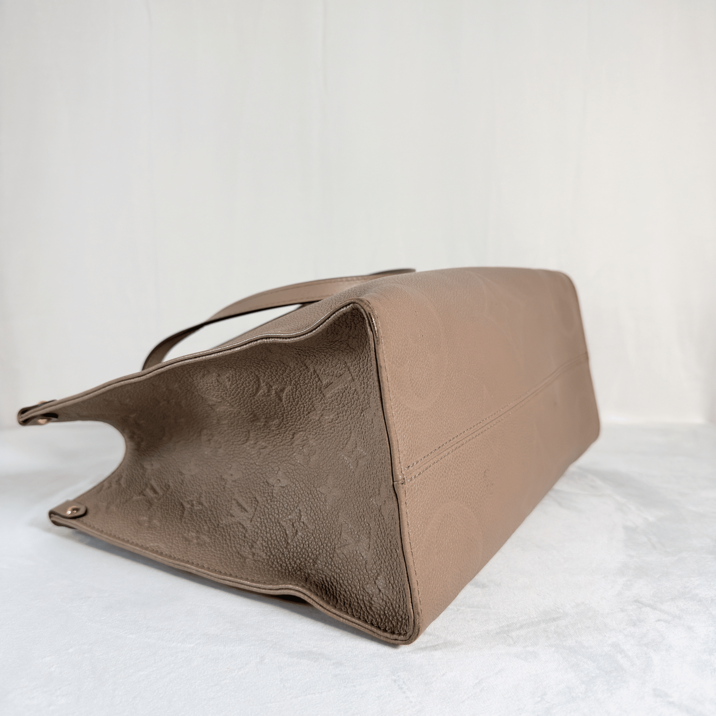 CABAS LOUIS VUITTON ONTHEGO MM - CUIR MONOGRAM EMPREINTE TOURTERELLE - La Belle Boutique