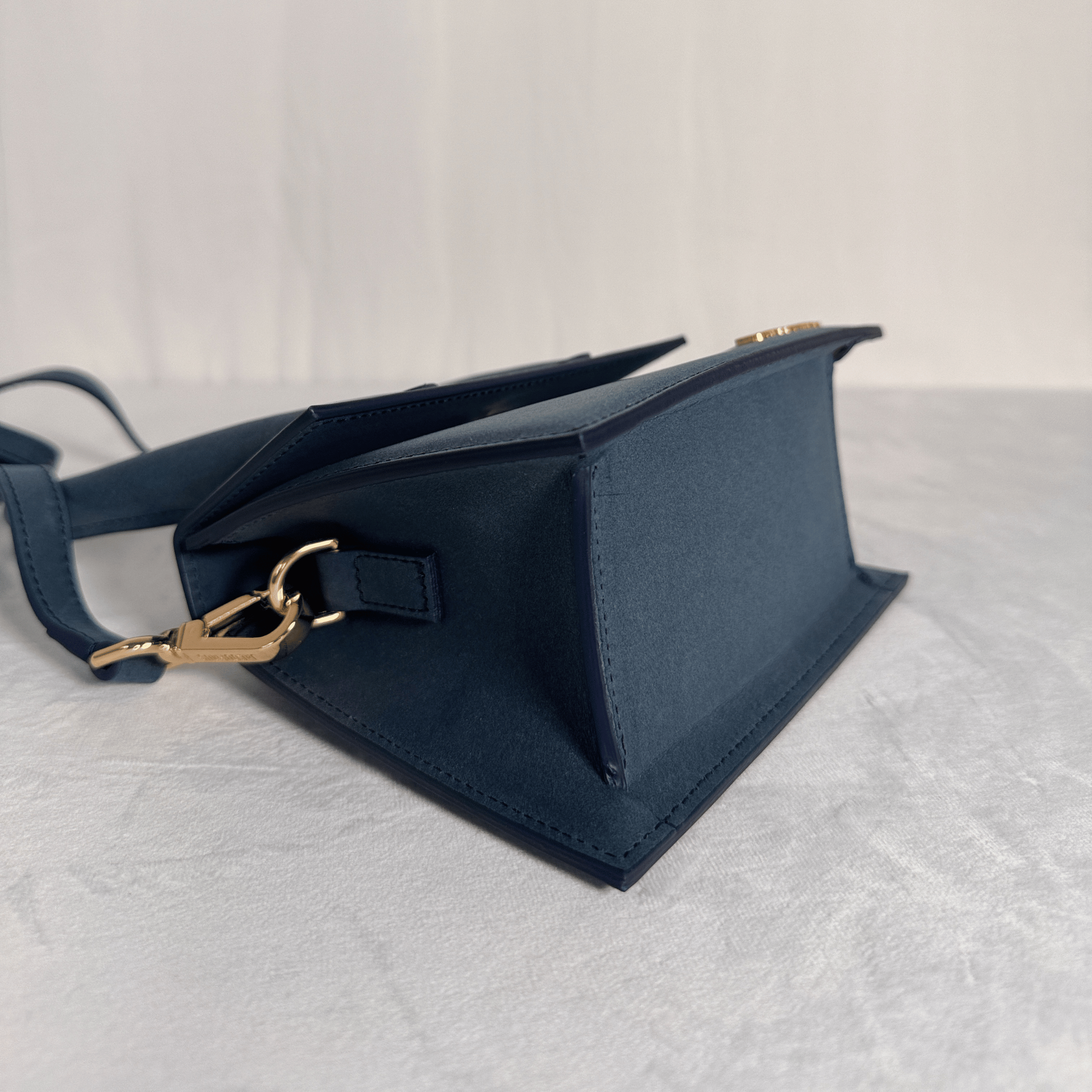 Jacquemus Le Chiquito Moyen cuir lisse bleu marine très bon état authentifié - La Belle Boutique