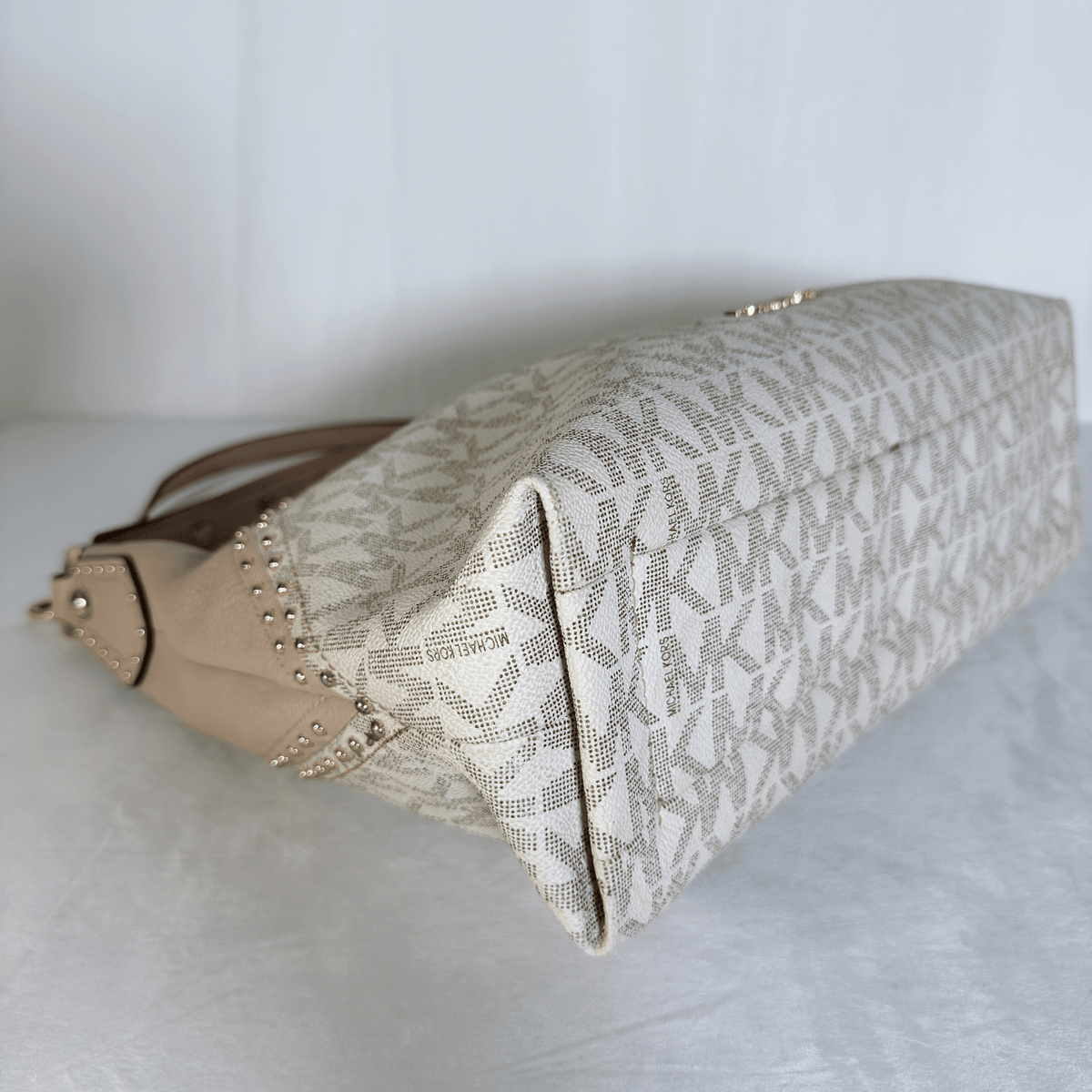 MICHAEL KORS - ARIA - TOILE MONOGRAMME VANILLE ET CUIR ROSE POUDRE - CLOUTE