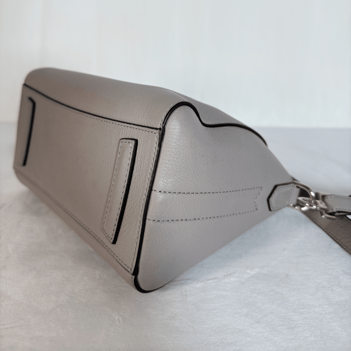 GIVENCHY - ANTIGONA MINI - CUIR GRAINE GRIS PERLE - BANDOULIERE AMOVIBLE