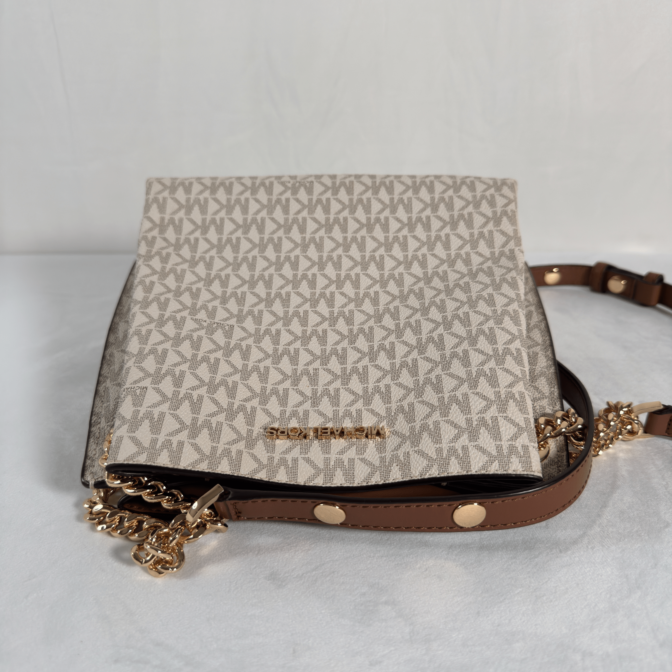 SAC BANDOULIERE MICHAEL JORS TEAGEN S - TOILE SIGNATURE MK BLANC/MARRON - La Belle Boutique