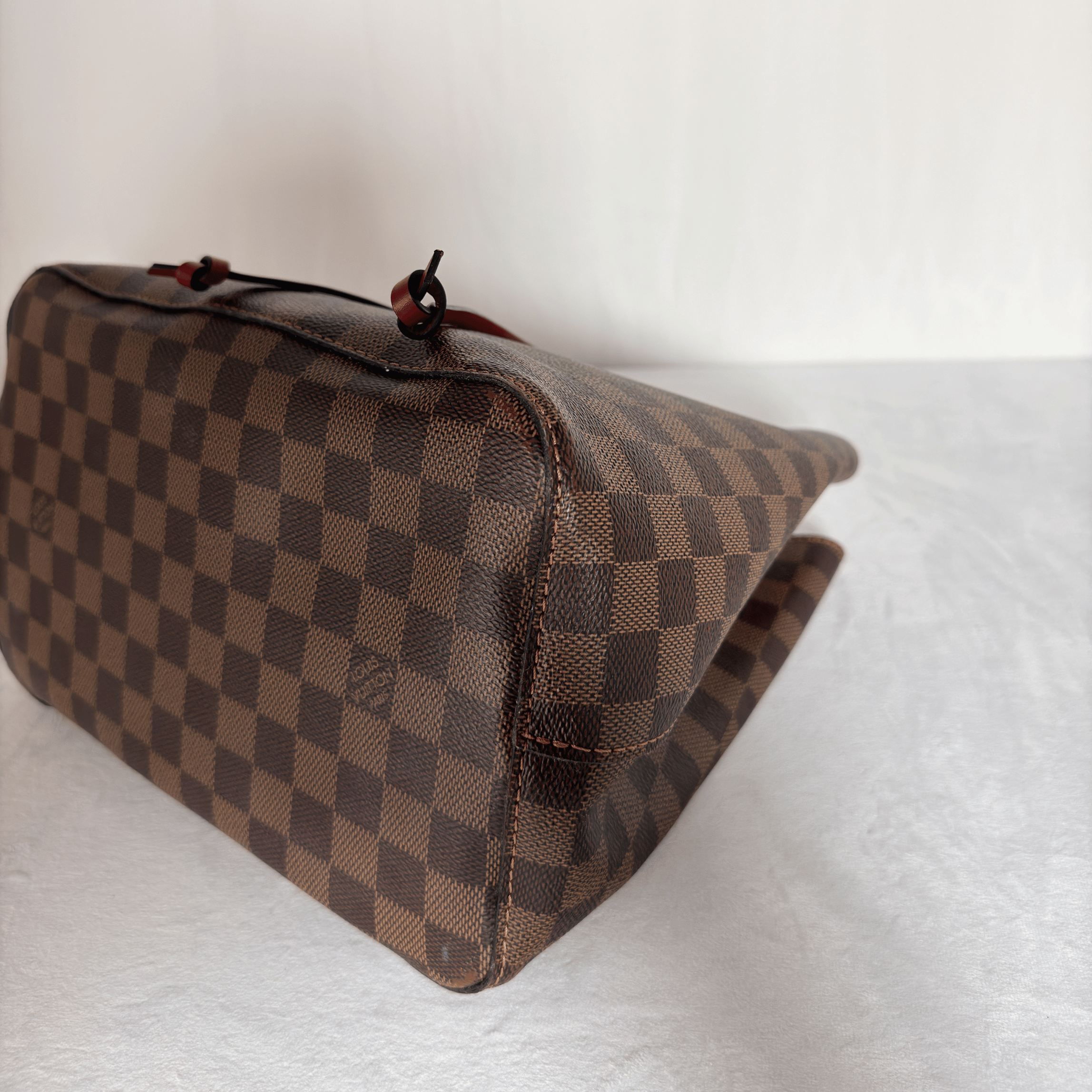 LOUIS VUITTON - NEO NOE MM - TOILE DAMIER EBENE - GARNITURE ROUGE