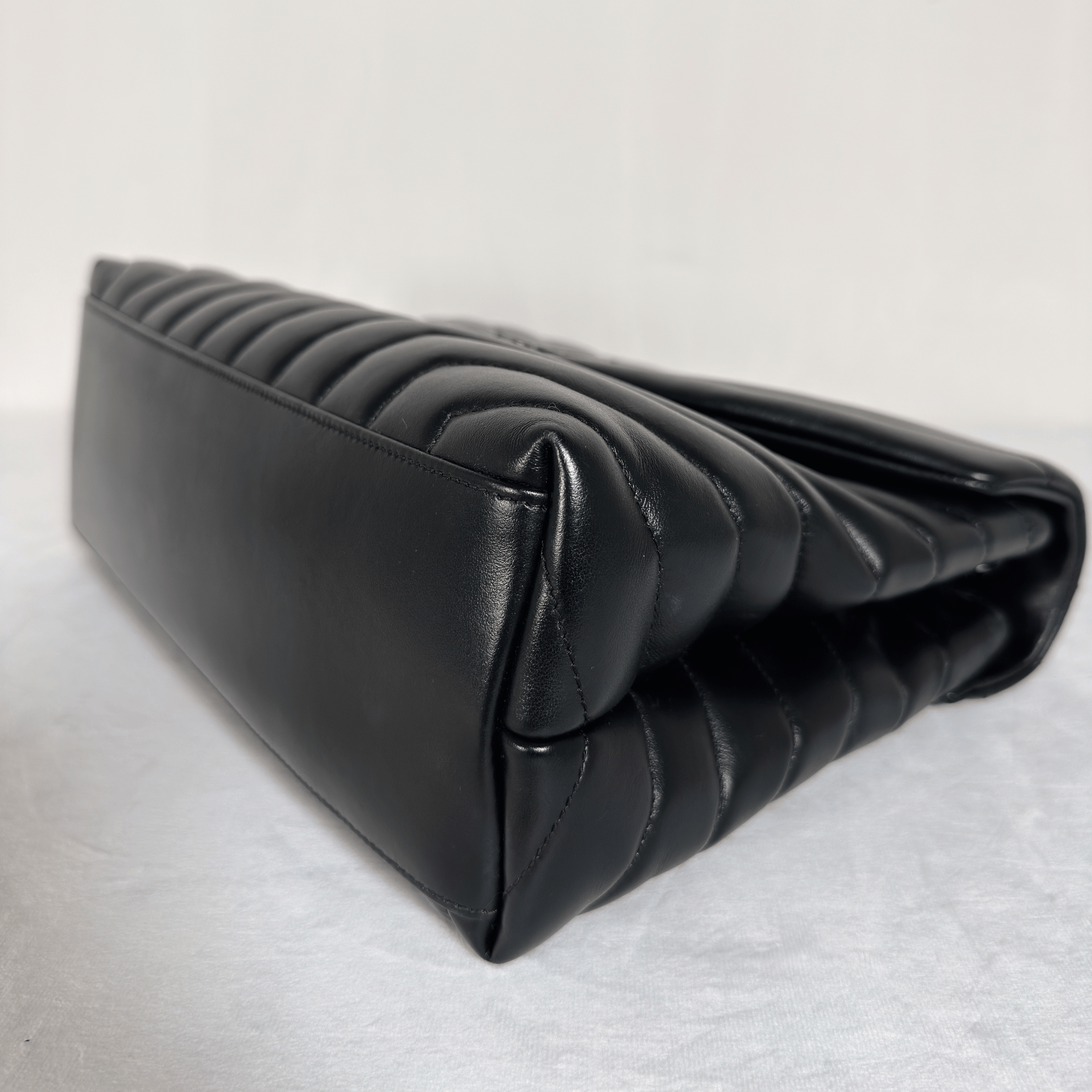 SAINT LAURENT - SAC LOULOU MOYEN - CUIR D'AGNEAU MATELASSÉ NOIR - BIJOUTERIE NOIRE