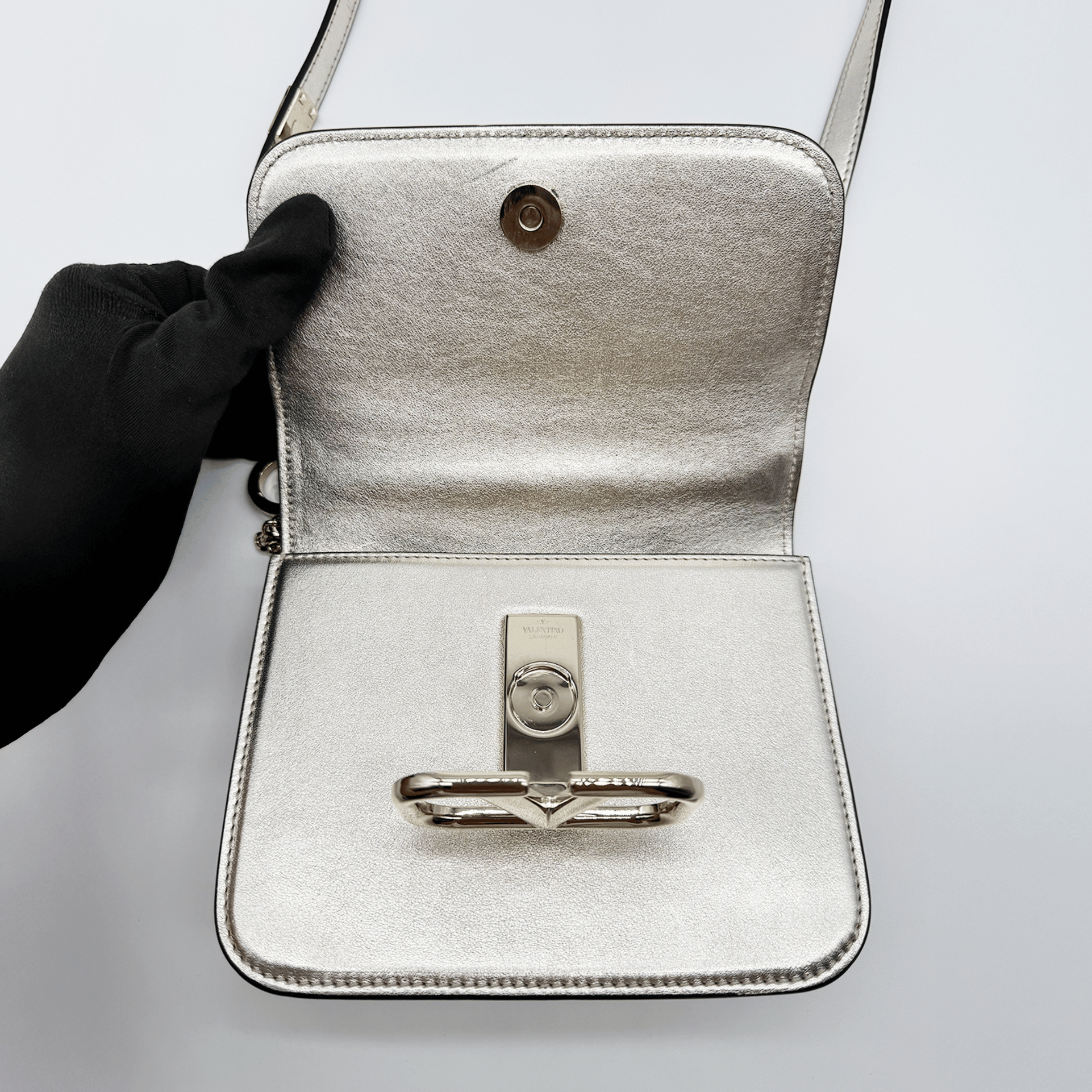 SAC VALENTINO GARAVANI VSLING SMALL EN CUIR GRAINÉ MÉTALLISÉ ARGENTÉ