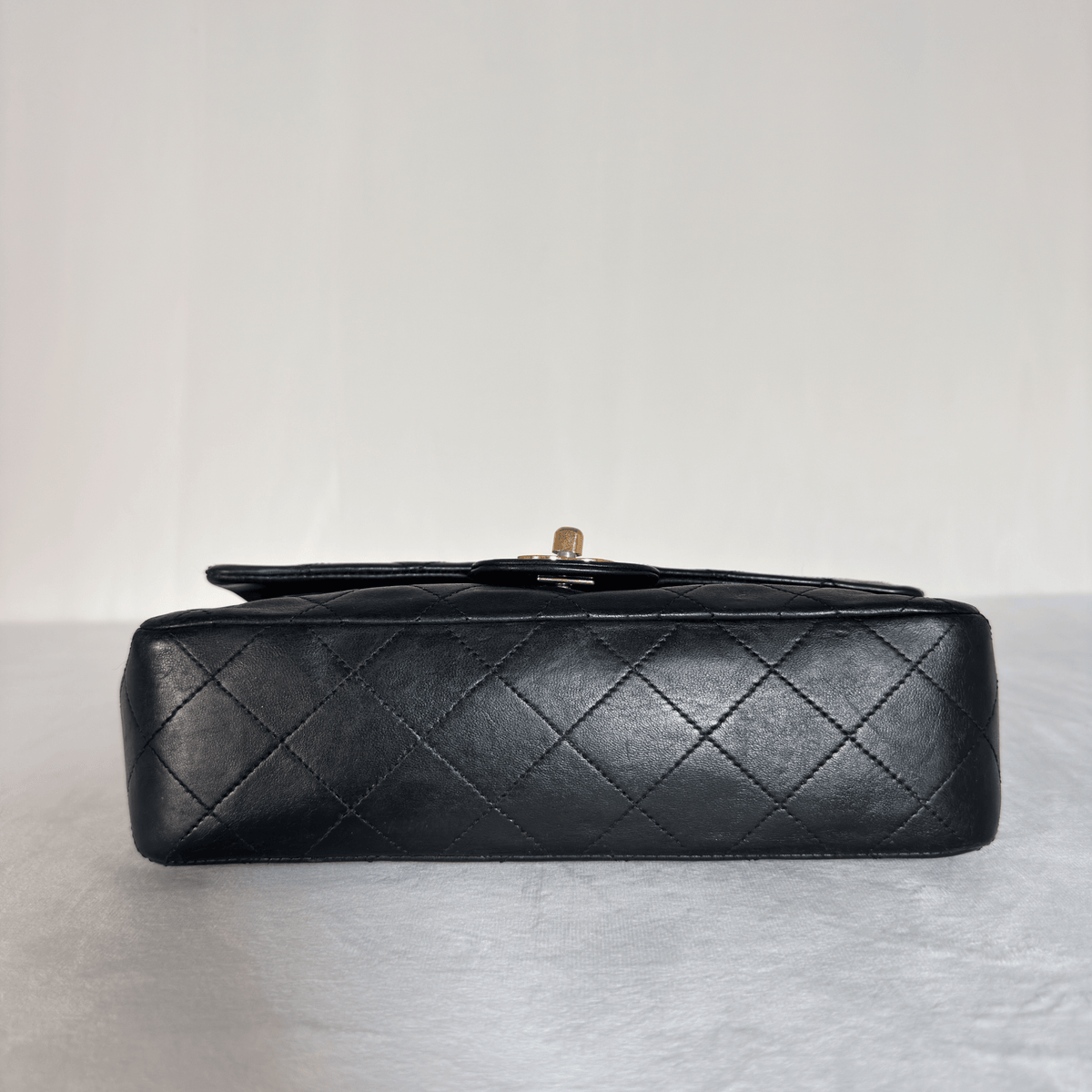 CHANEL - CLASSIQUE TIMELESS SMALL 23 - CUIR AGNEAU NOIR - QUINCAILLERIE DORÉE
