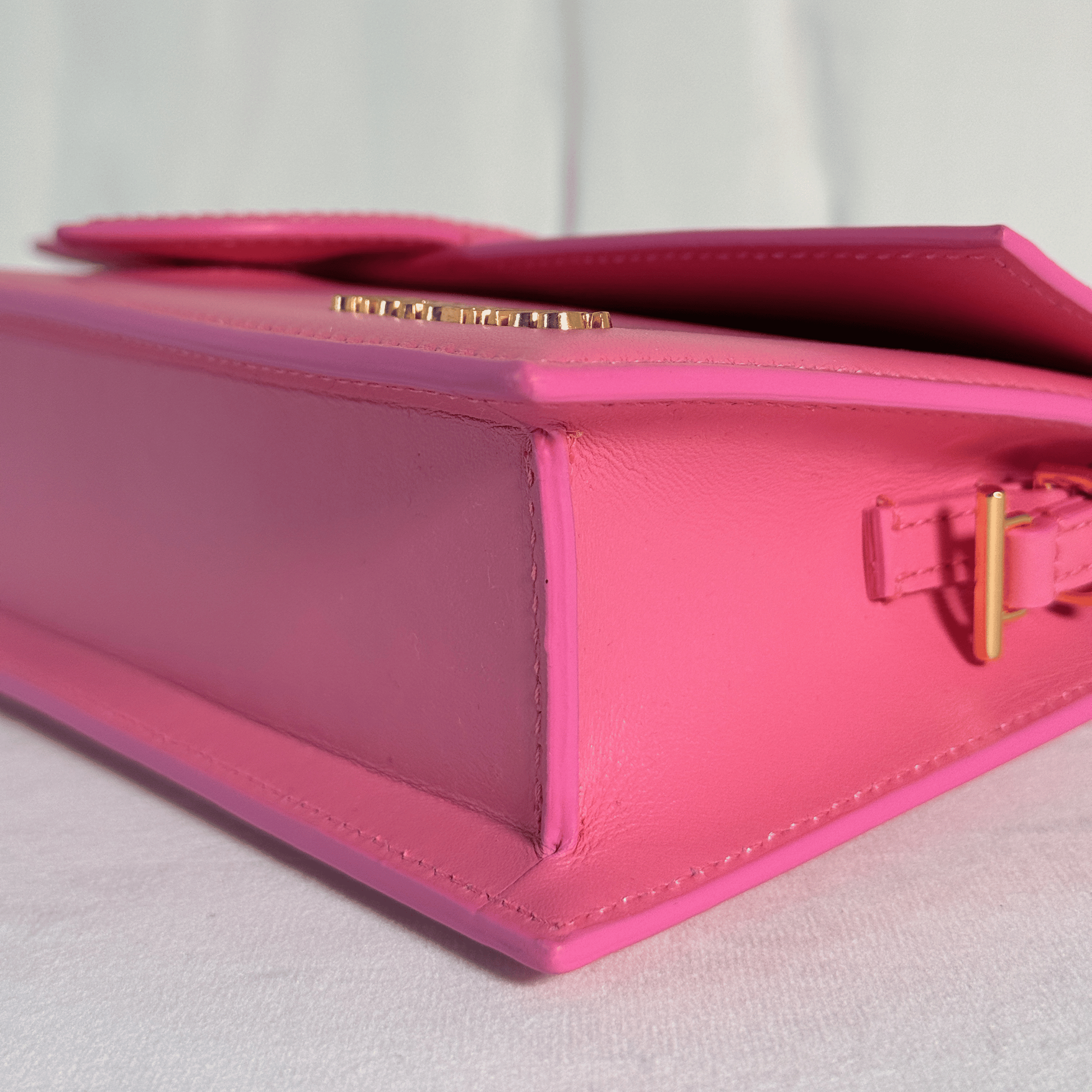 JACQUEMUS - SAC LE BAMBINO LONG - CUIR LISSE ROSE FUCHSIA