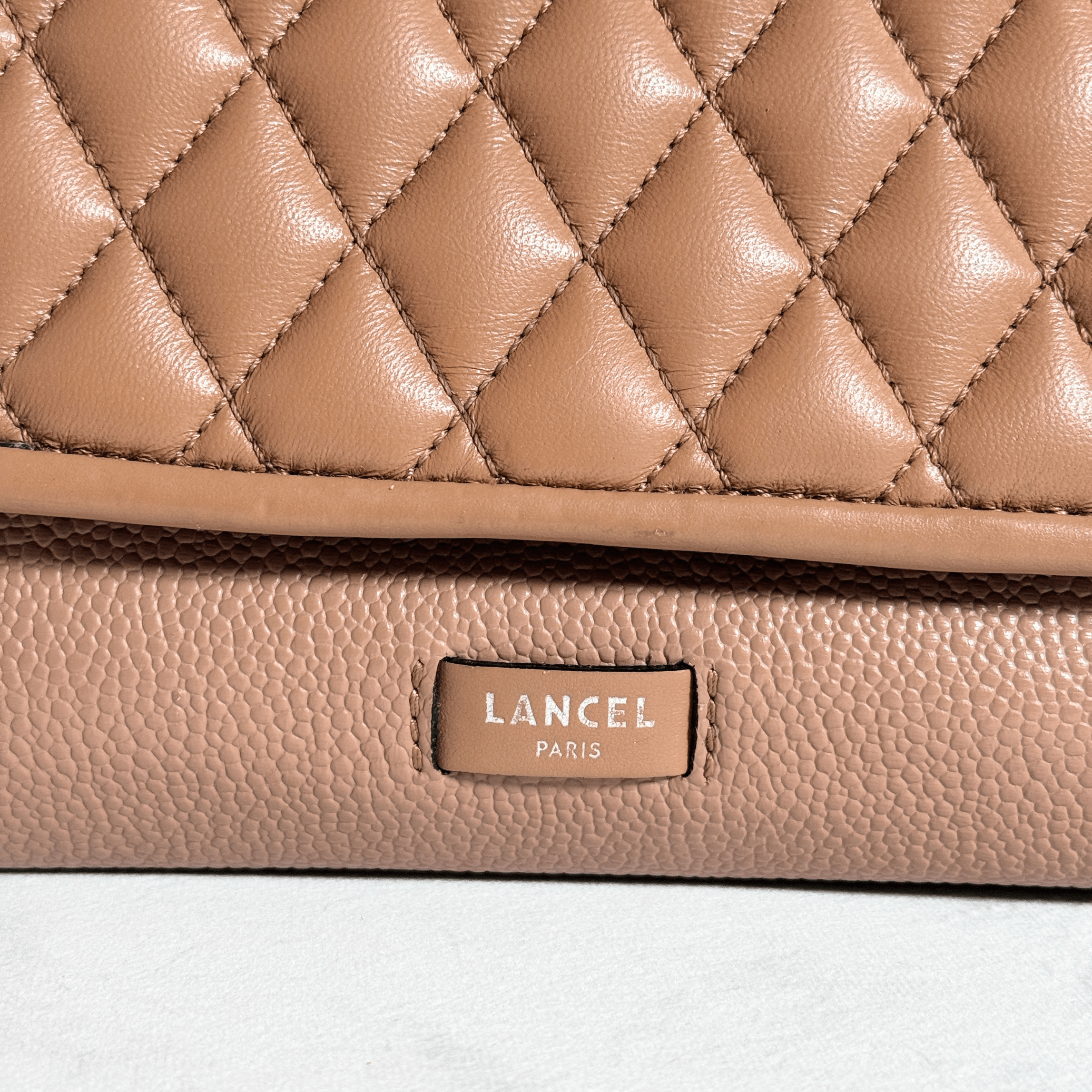 SAC BANDOULIERE LANCEL NINON S - FLAP BAG MATELASSE CAMEL - La Belle Boutique