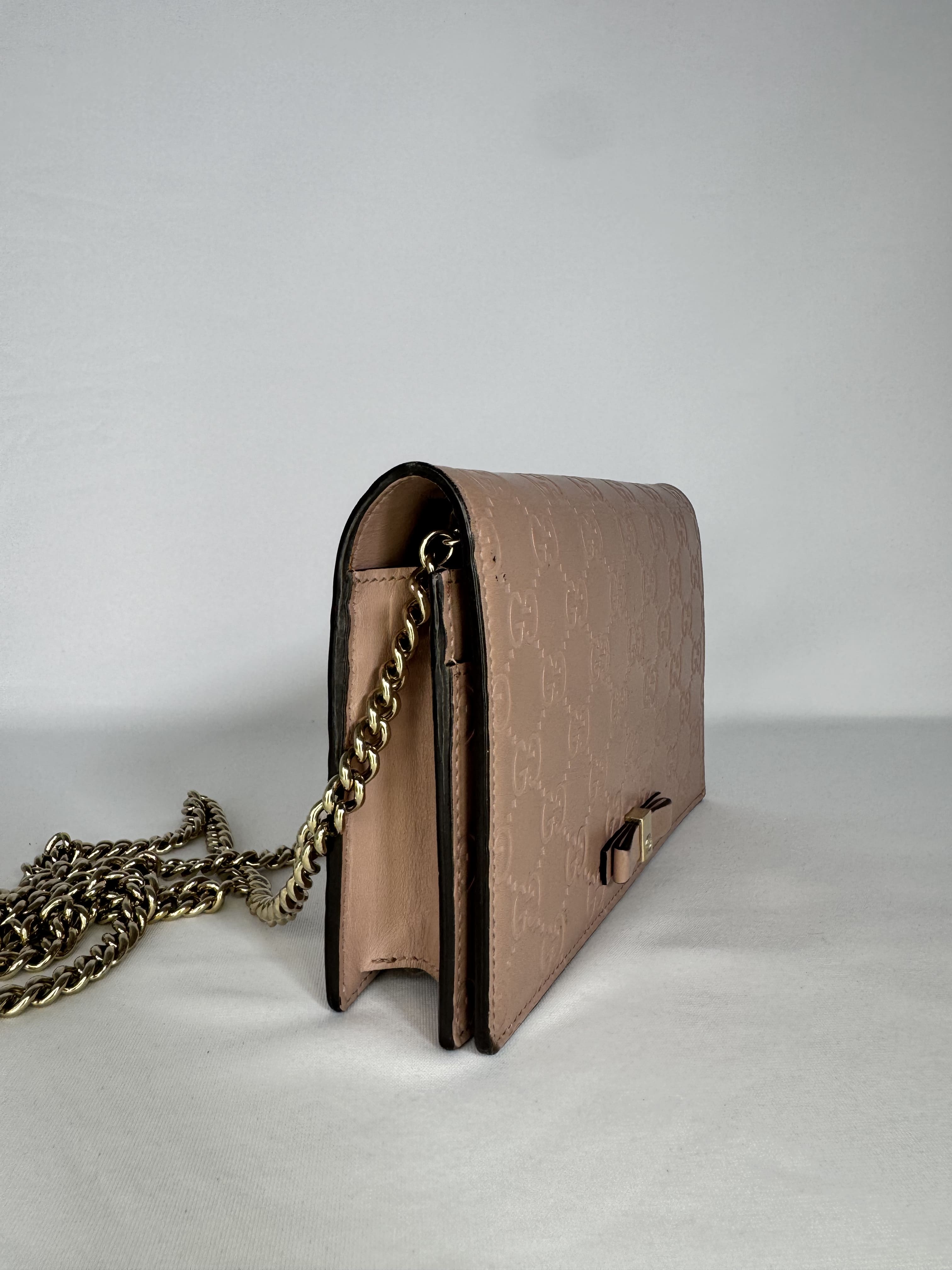 Pochette Wallet on Chain Gucci – Cuir embossé Guccissima rose nude