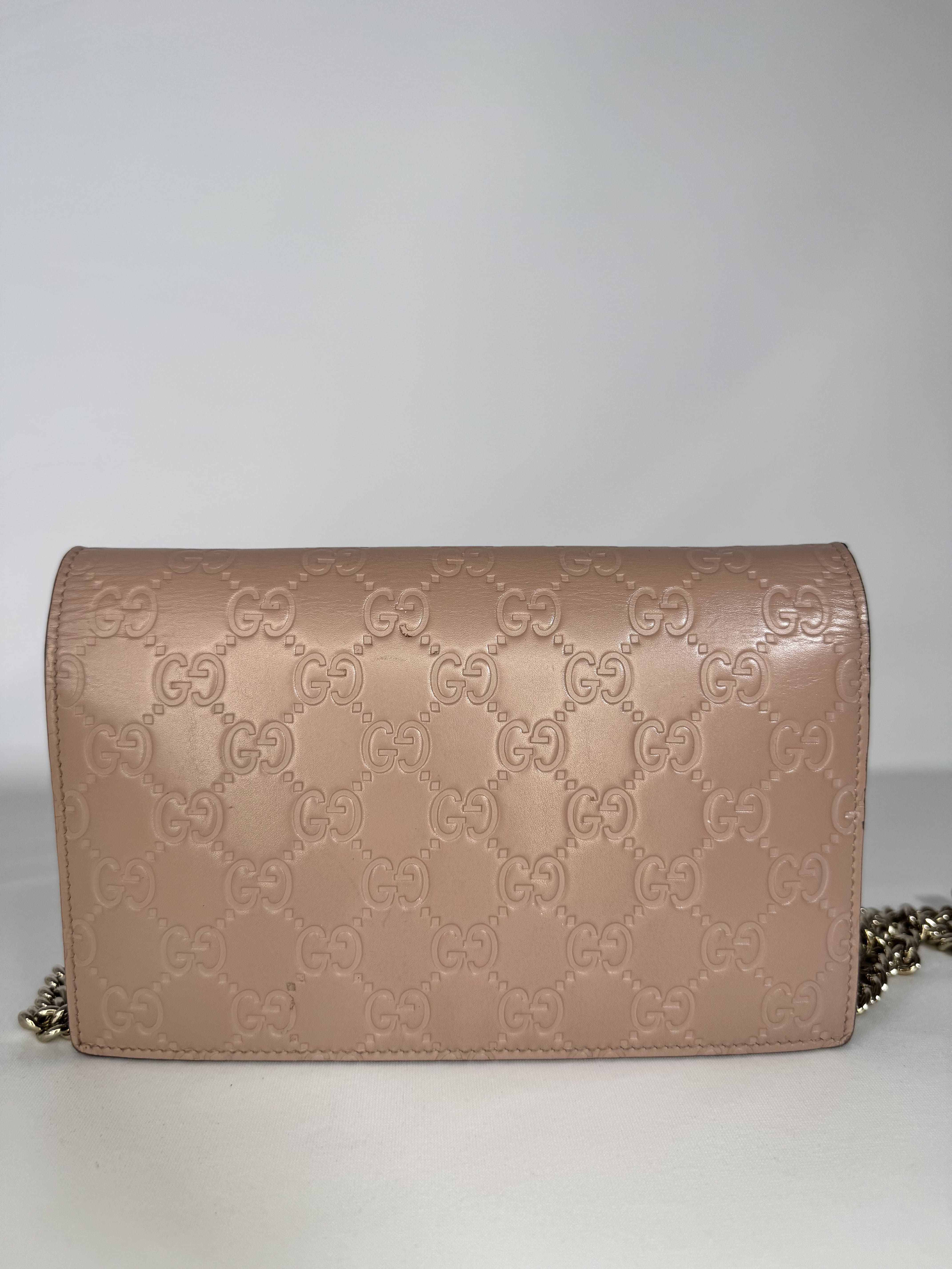 Pochette Wallet on Chain Gucci – Cuir embossé Guccissima rose nude