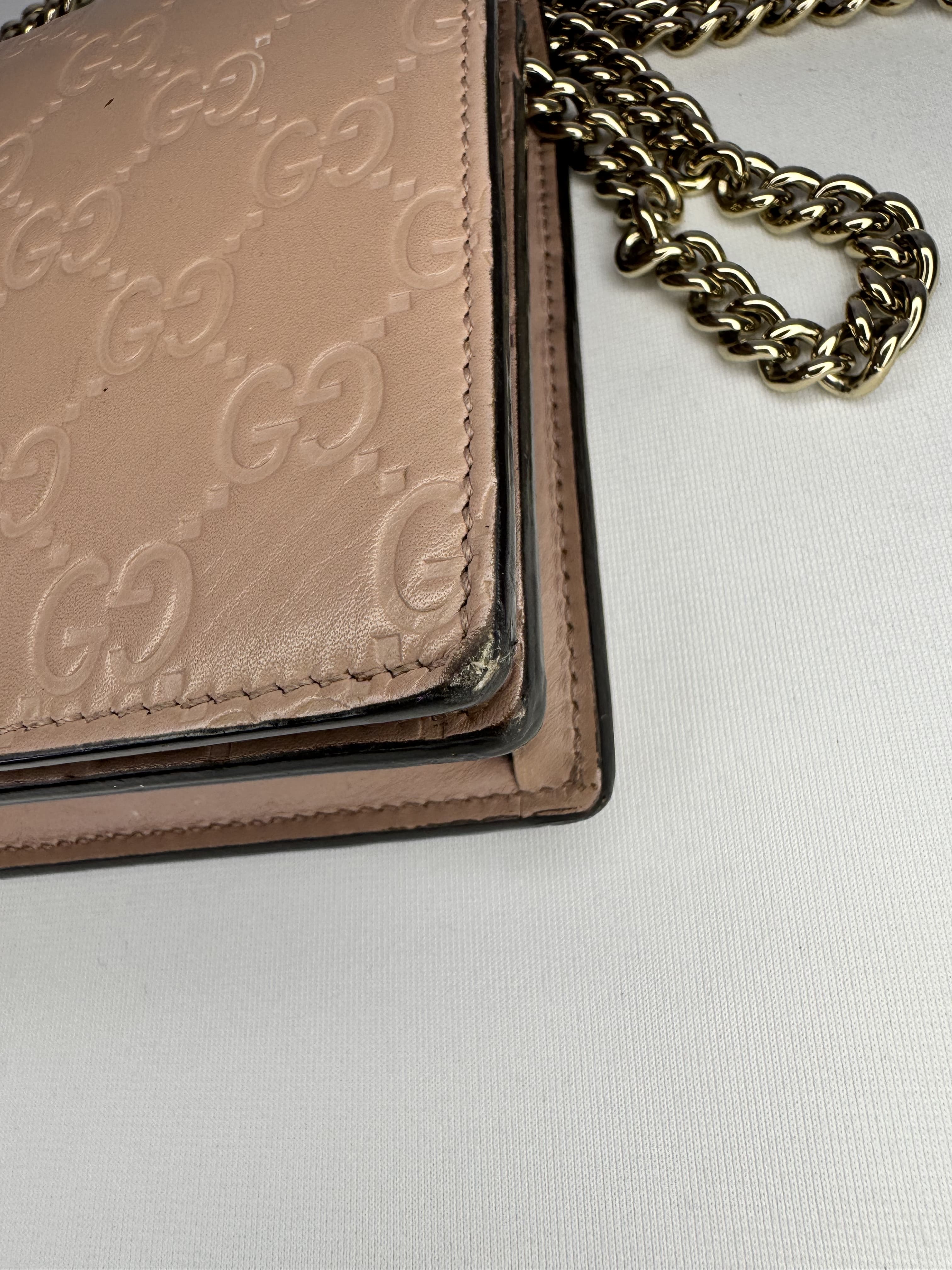 Pochette Wallet on Chain Gucci – Cuir embossé Guccissima rose nude