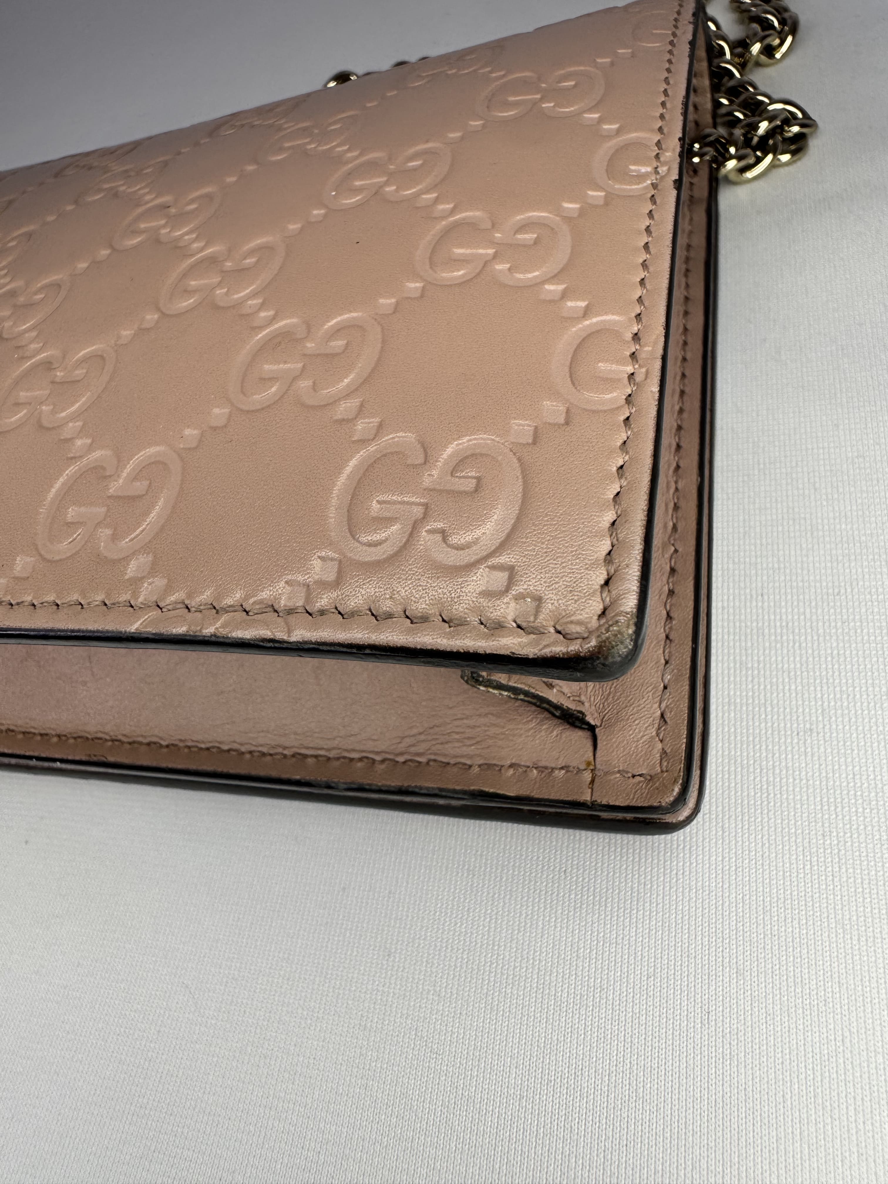 Pochette Wallet on Chain Gucci – Cuir embossé Guccissima rose nude