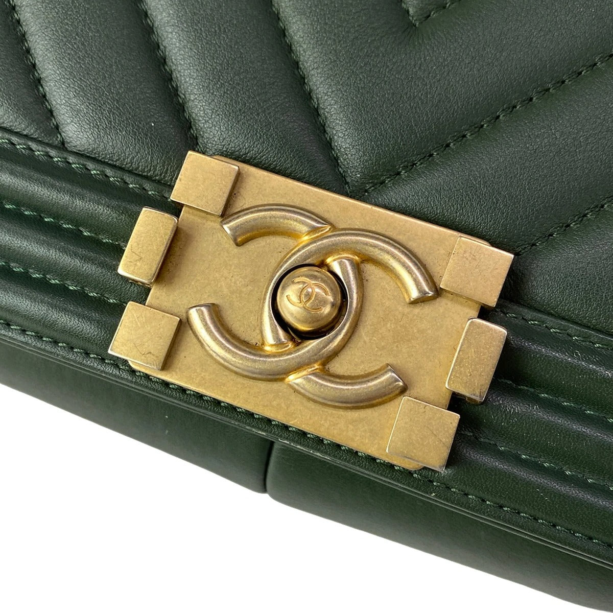 CHANEL - BOY MEDIUM - CUIR AGNEAU MATELASSÉ VERT SAPIN